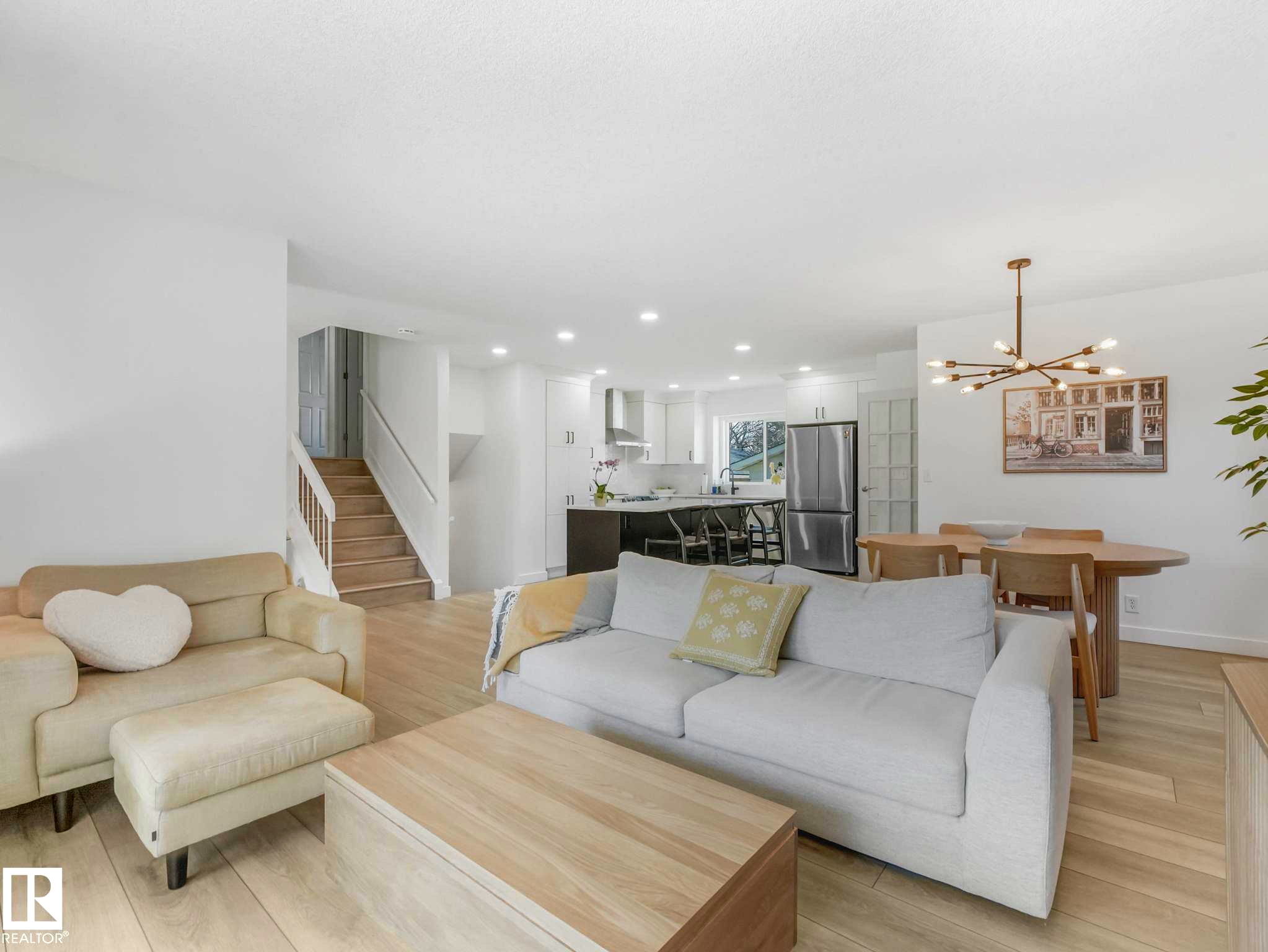 6011 37 Avenue, Edmonton, AB - Indoor Photo Showing Living Room
