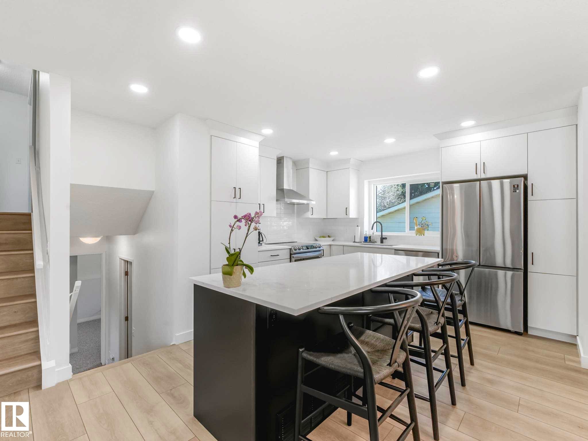 6011 37 Avenue, Edmonton, AB - Indoor Photo Showing Kitchen With Stainless Steel Kitchen With Upgraded Kitchen