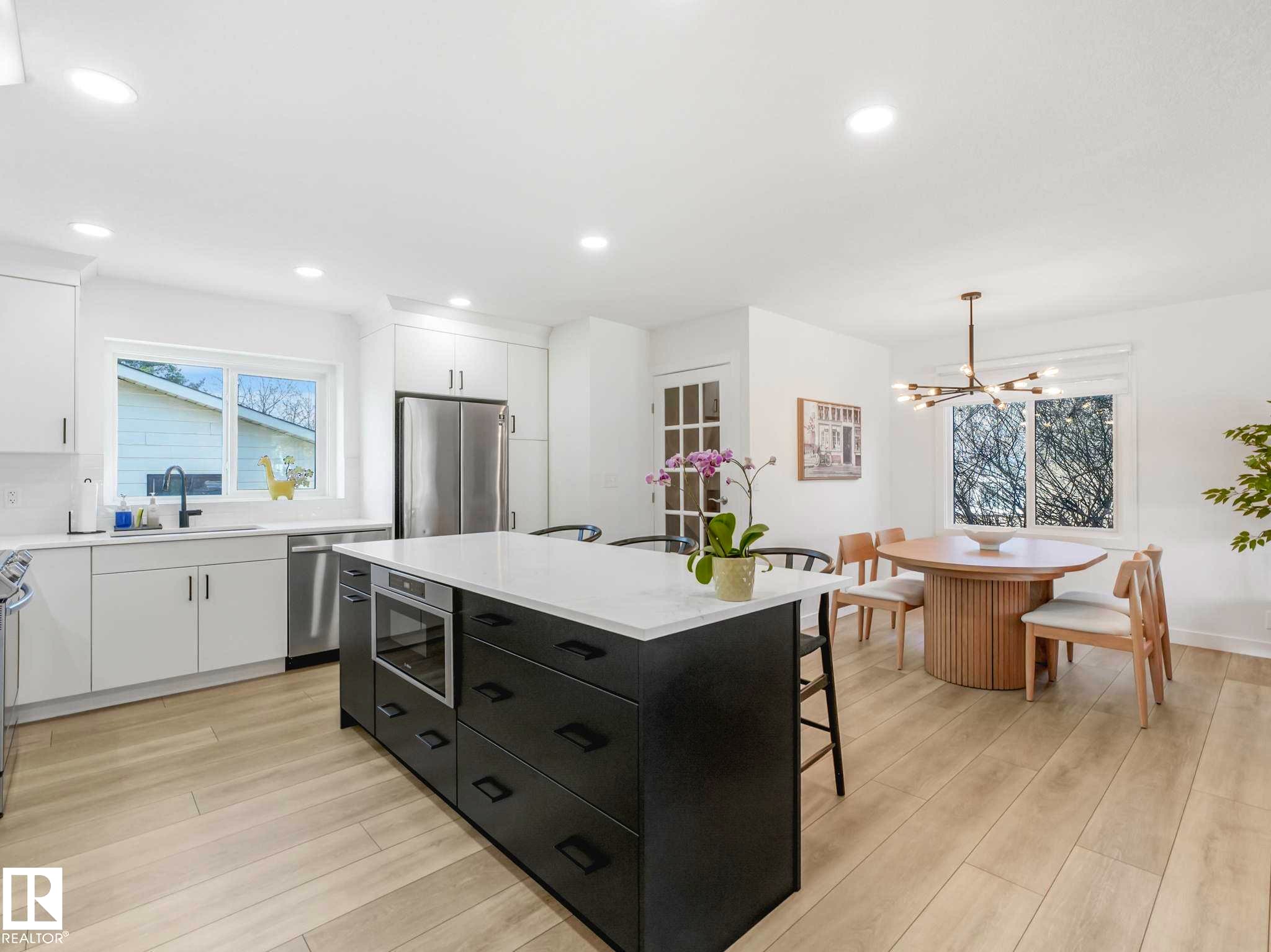 6011 37 Avenue, Edmonton, AB - Indoor Photo Showing Kitchen With Upgraded Kitchen