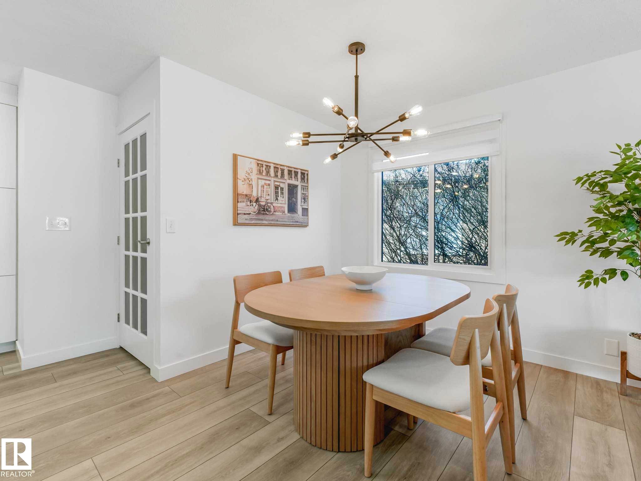 6011 37 Avenue, Edmonton, AB - Indoor Photo Showing Dining Room