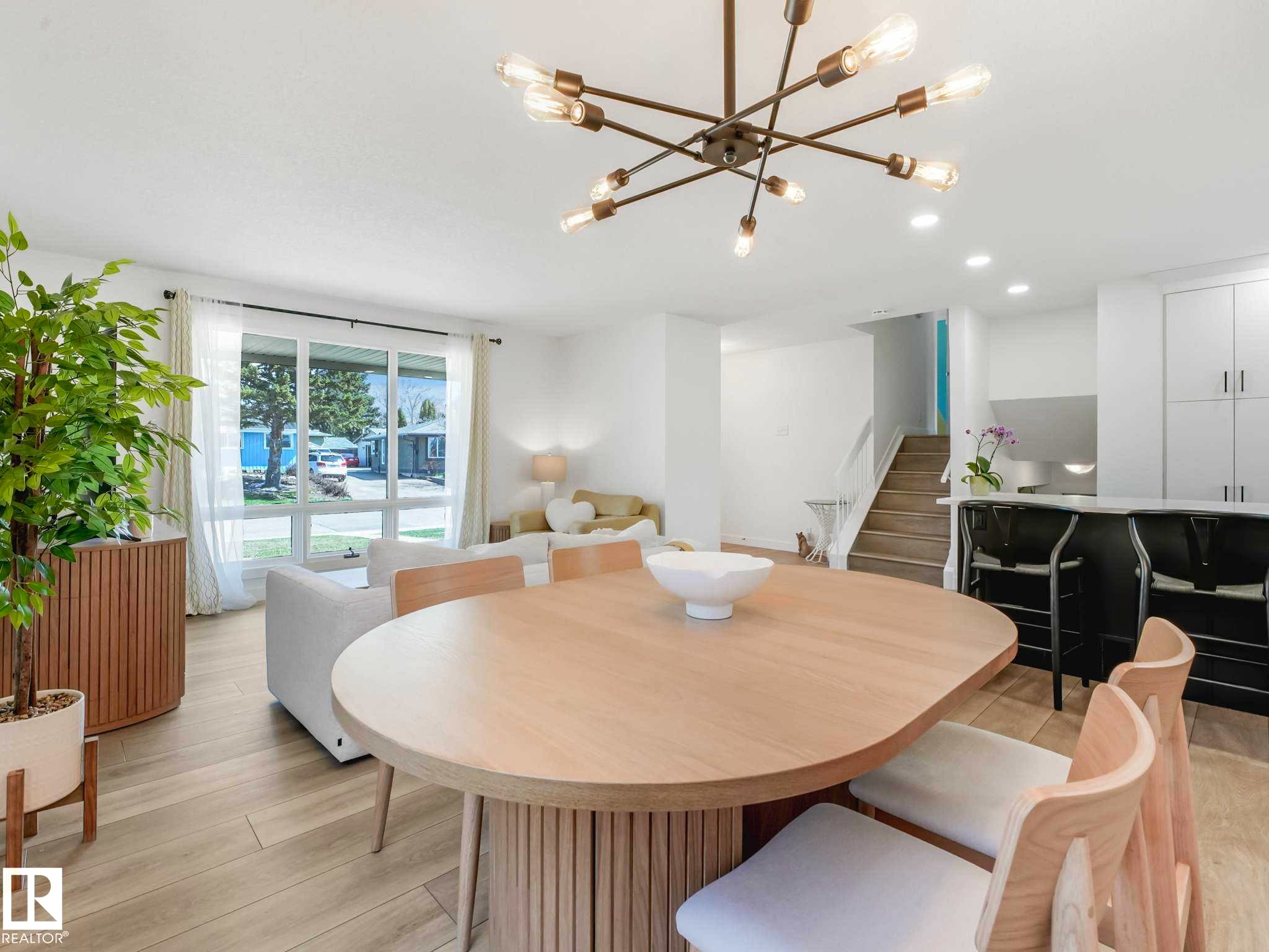 6011 37 Avenue, Edmonton, AB - Indoor Photo Showing Dining Room