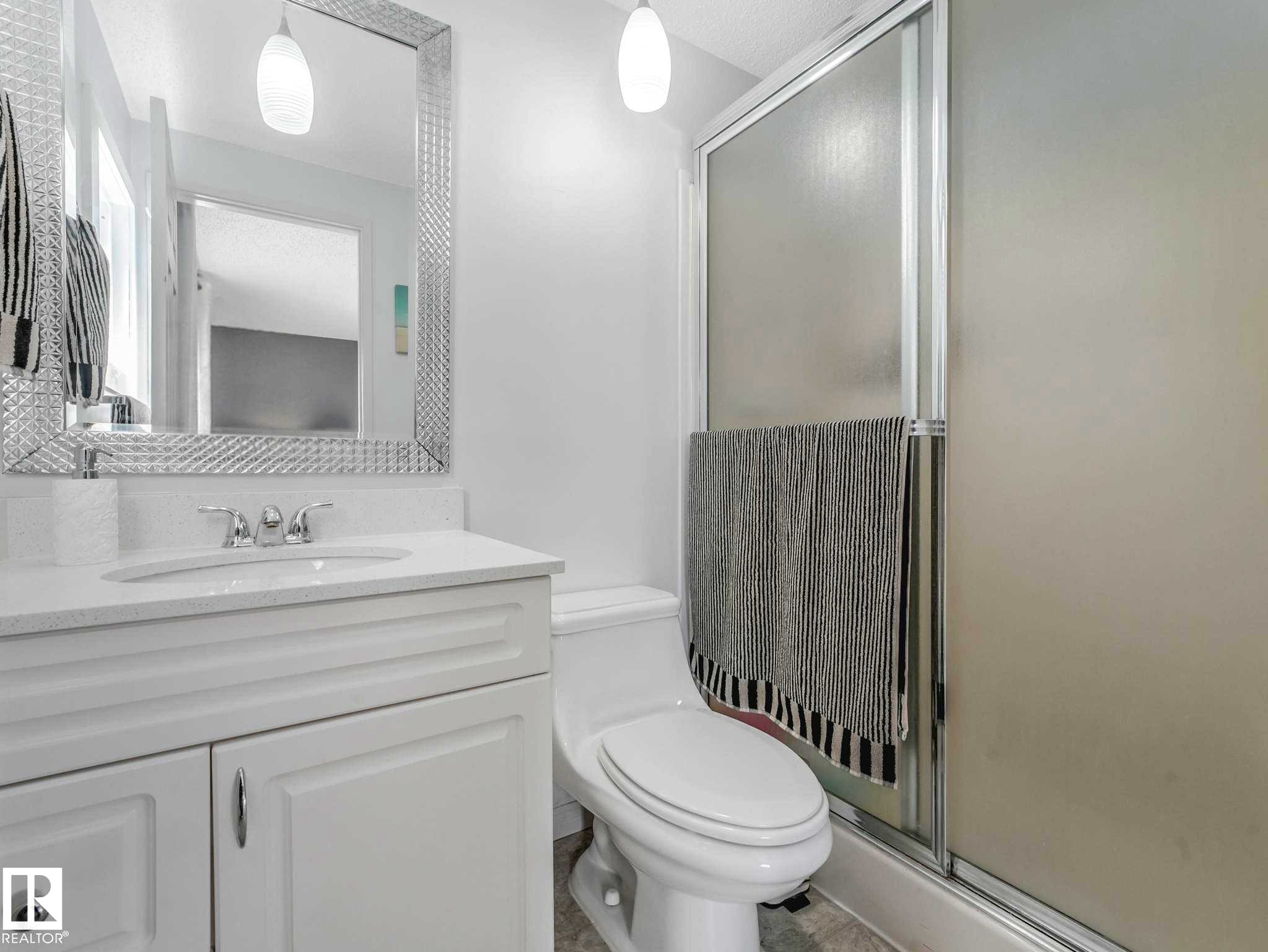 6011 37 Avenue, Edmonton, AB - Indoor Photo Showing Bathroom