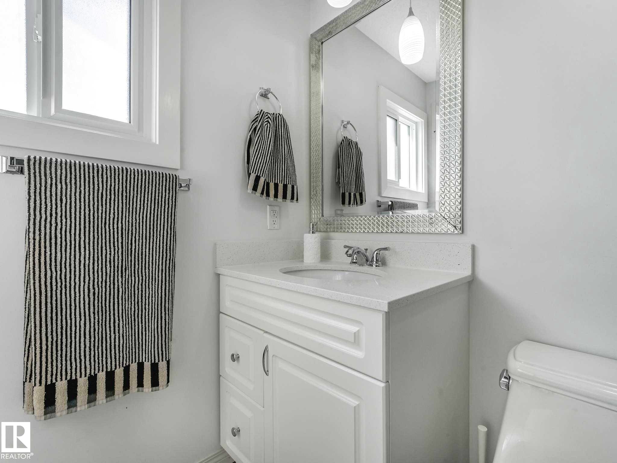6011 37 Avenue, Edmonton, AB - Indoor Photo Showing Bathroom