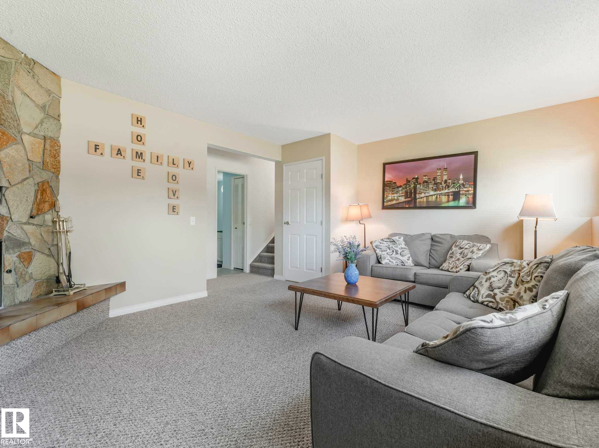 6011 37 Avenue, Edmonton, AB - Indoor Photo Showing Living Room