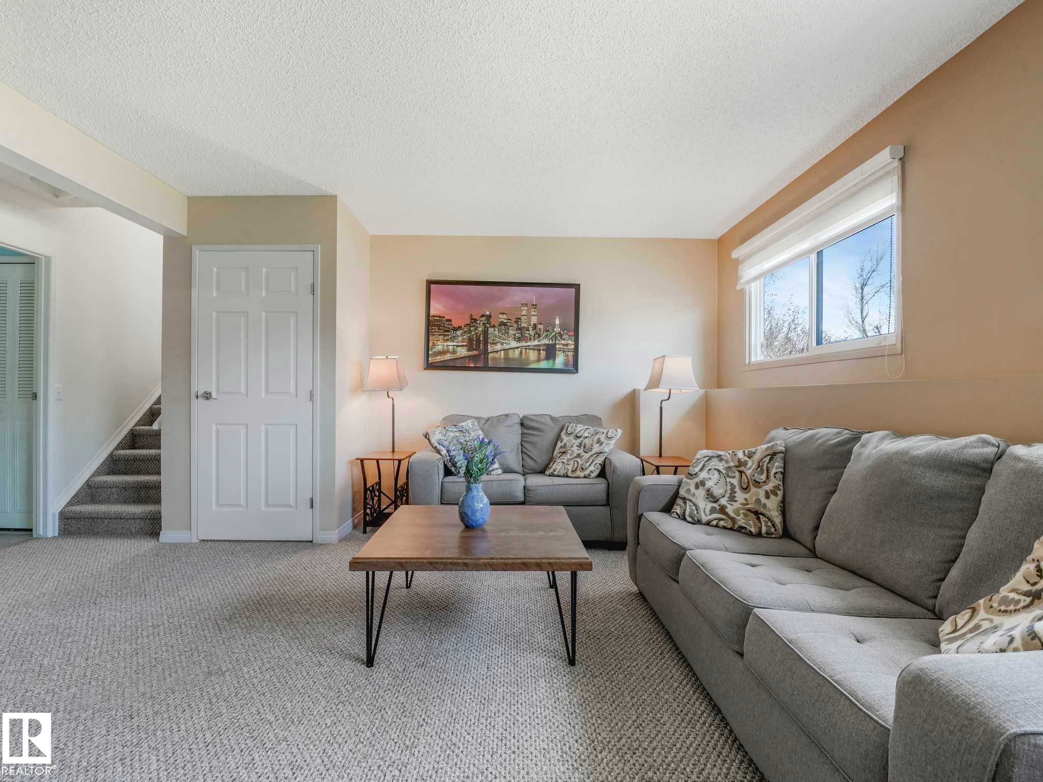 6011 37 Avenue, Edmonton, AB - Indoor Photo Showing Living Room