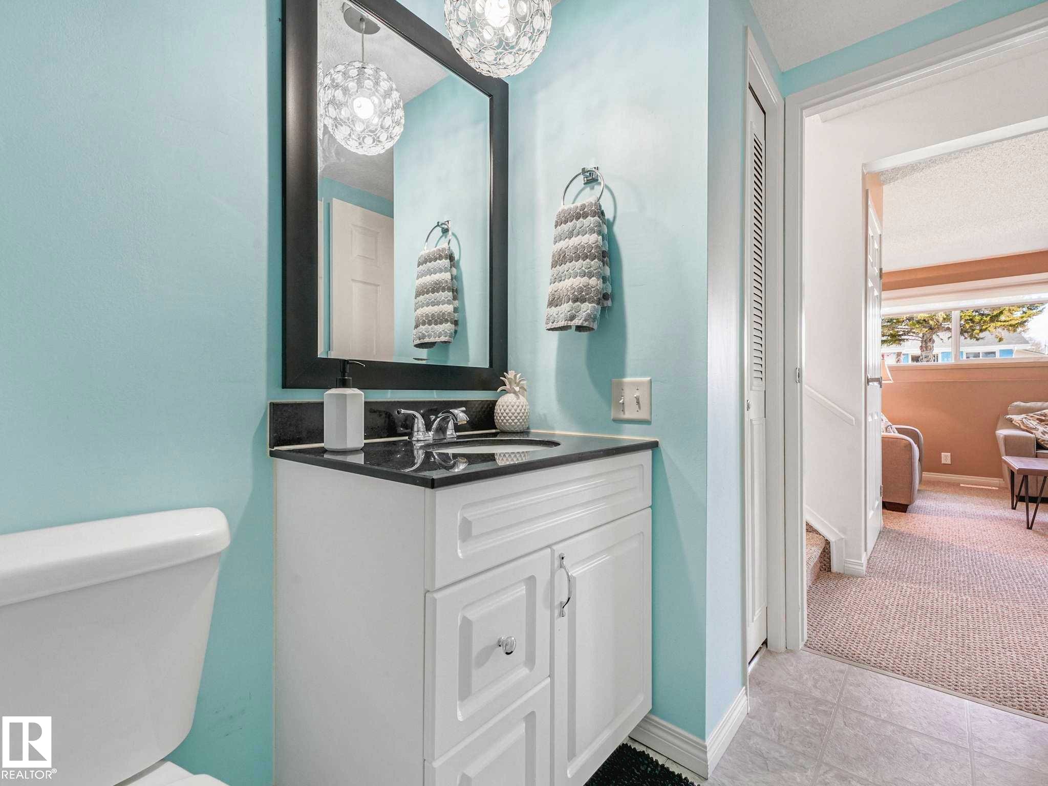 6011 37 Avenue, Edmonton, AB - Indoor Photo Showing Bathroom
