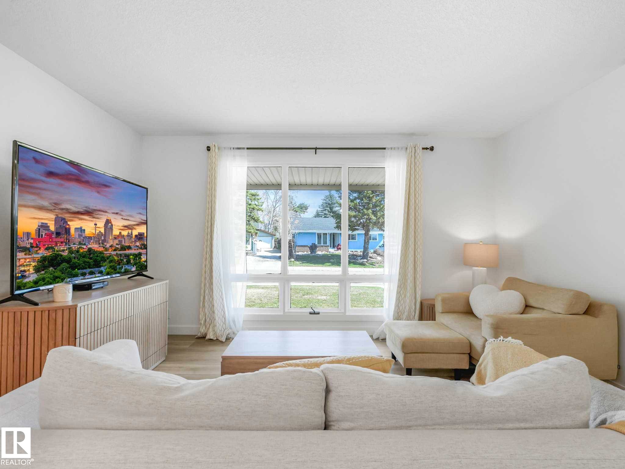 6011 37 Avenue, Edmonton, AB - Indoor