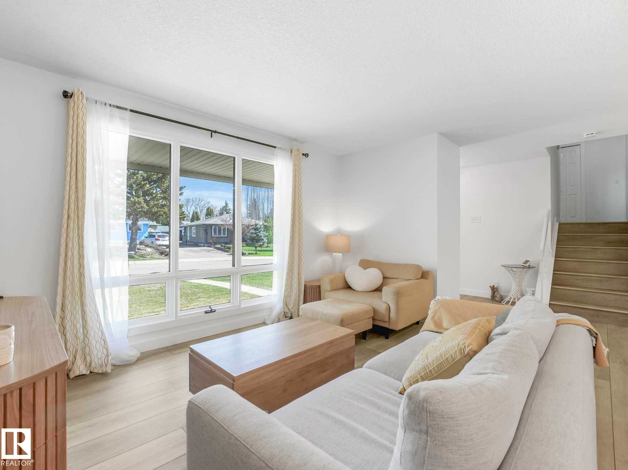 6011 37 Avenue, Edmonton, AB - Indoor Photo Showing Living Room