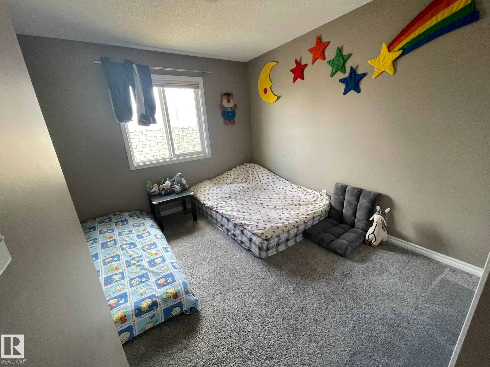 Neutral gray painted walls with light gray carpeting and white baseboards - 871 Ebbers Crescent, Edmonton, AB - Indoor Photo Showing Bedroom