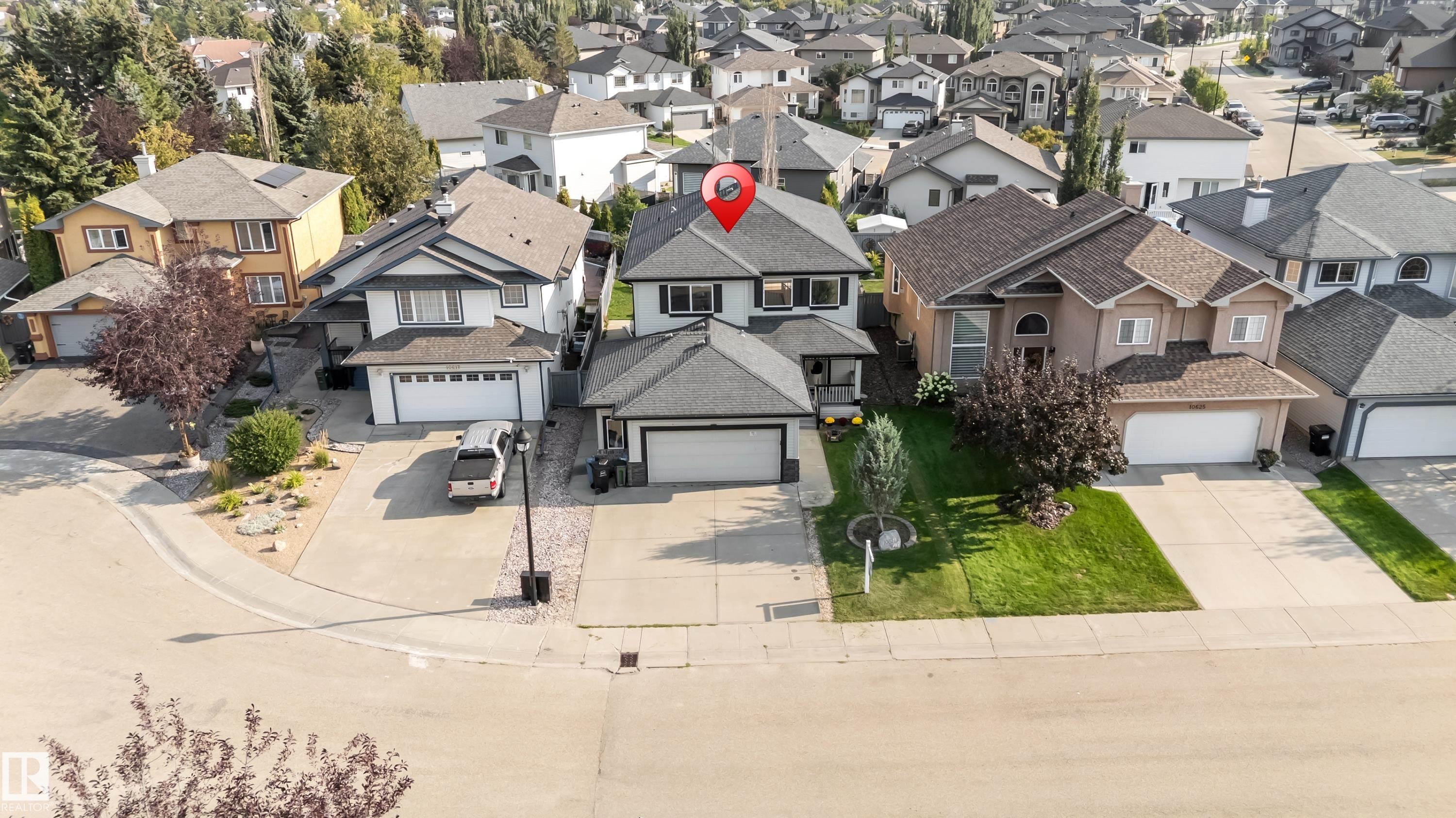 Two-story residence with a two-car garage and a paved driveway - 10621 175A Avenue, Edmonton, AB