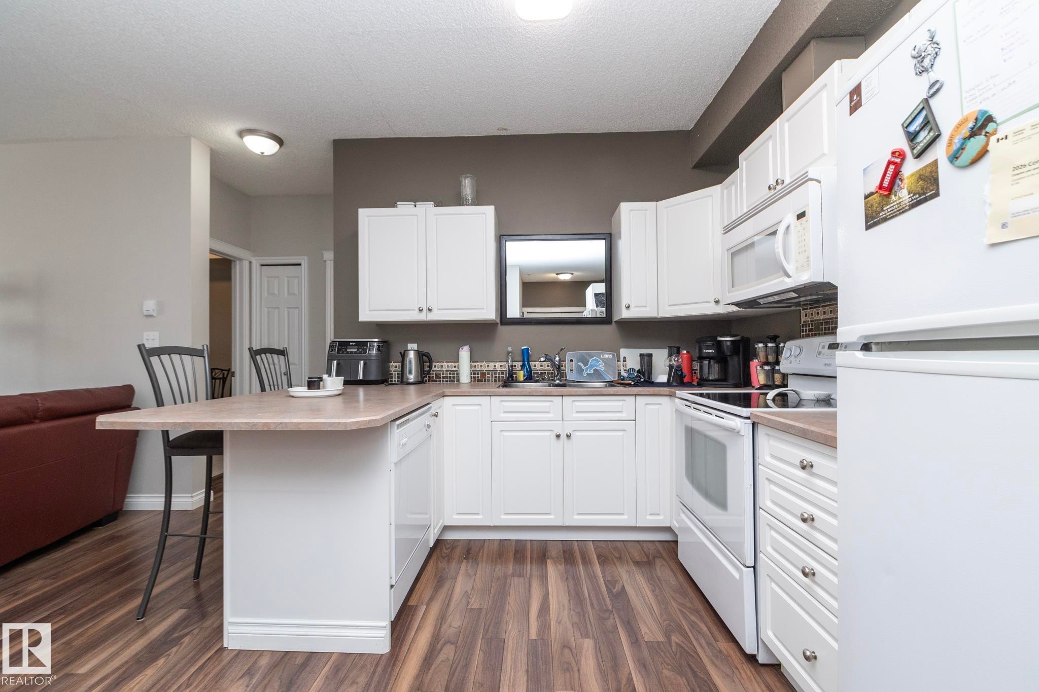 102 304 Lewis Estates Boulevard, Edmonton, AB - Indoor Photo Showing Kitchen