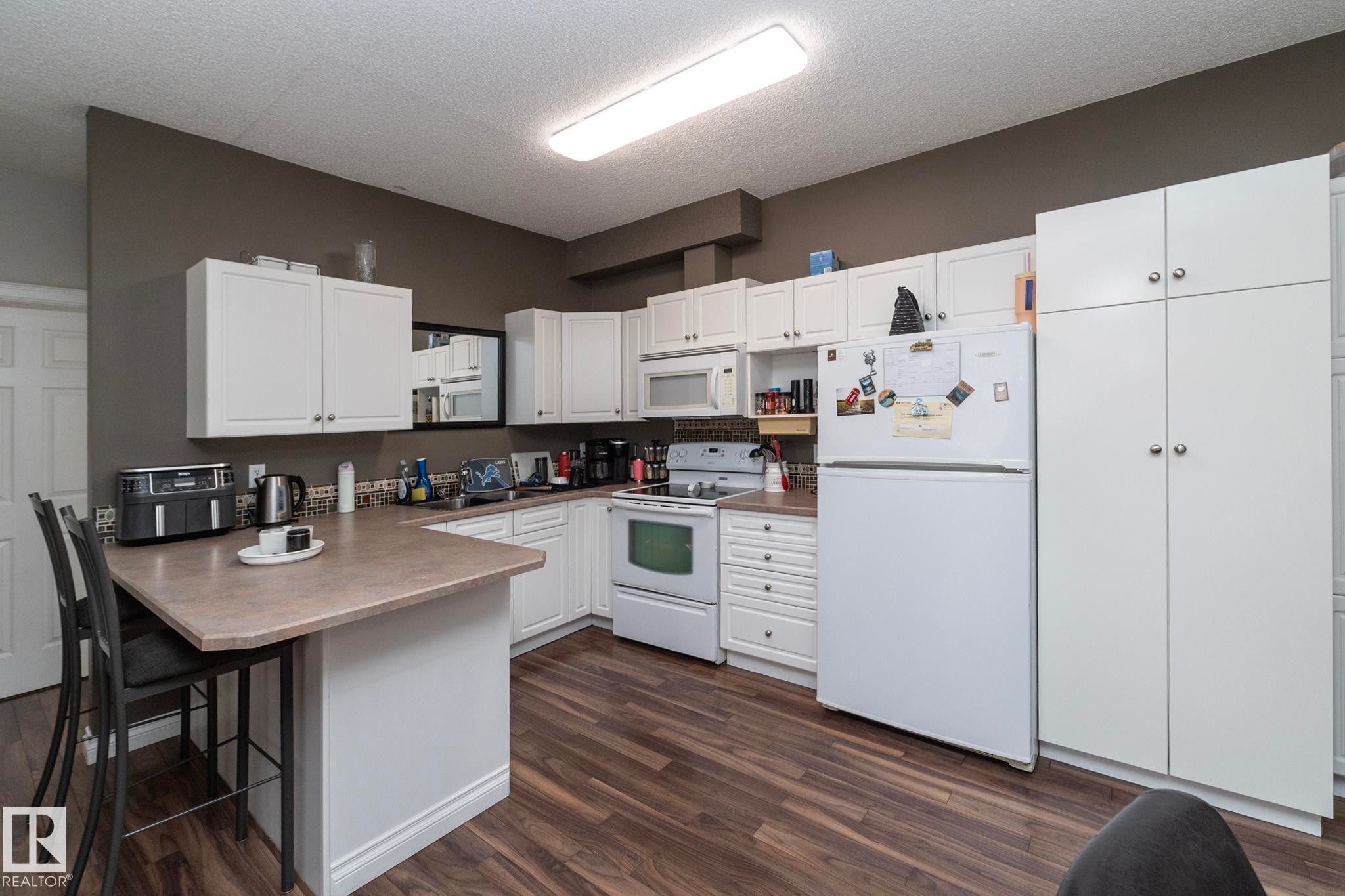 102 304 Lewis Estates Boulevard, Edmonton, AB - Indoor Photo Showing Kitchen