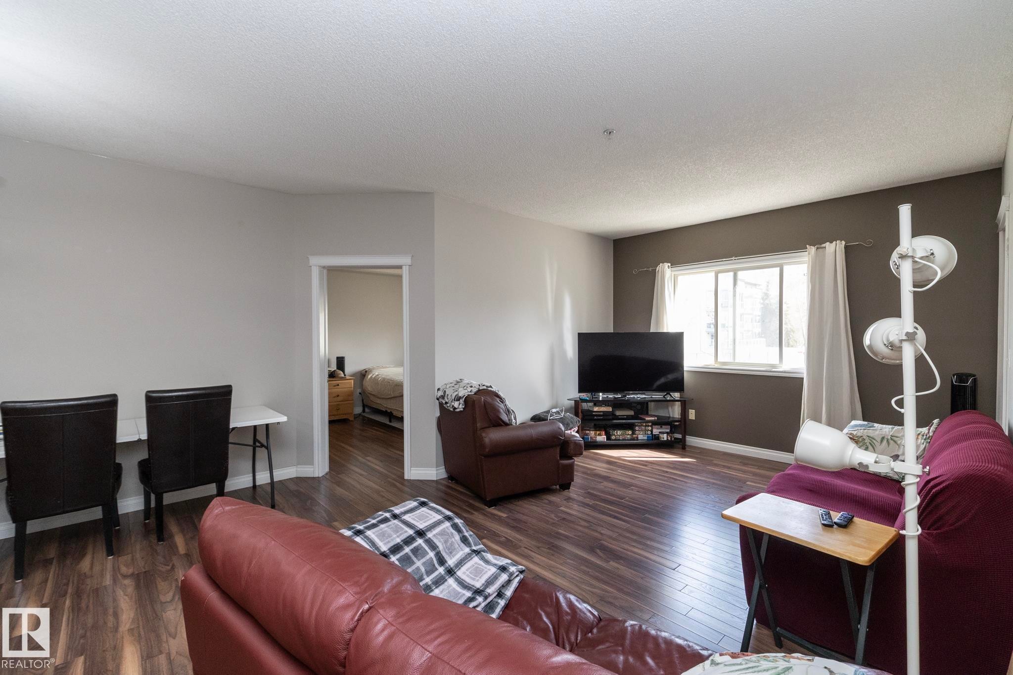 102 304 Lewis Estates Boulevard, Edmonton, AB - Indoor Photo Showing Living Room
