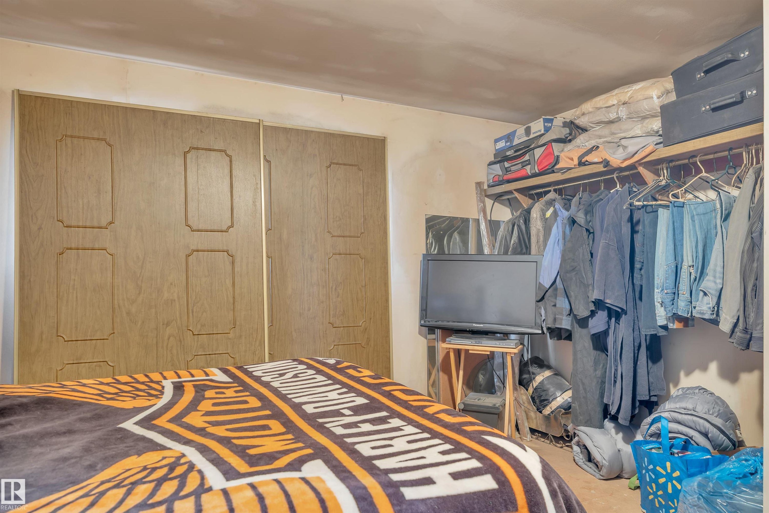 Bedroom featuring a closet - 21 Calmar Mobile Home Park, Calmar, AB - Indoor Photo Showing Bedroom