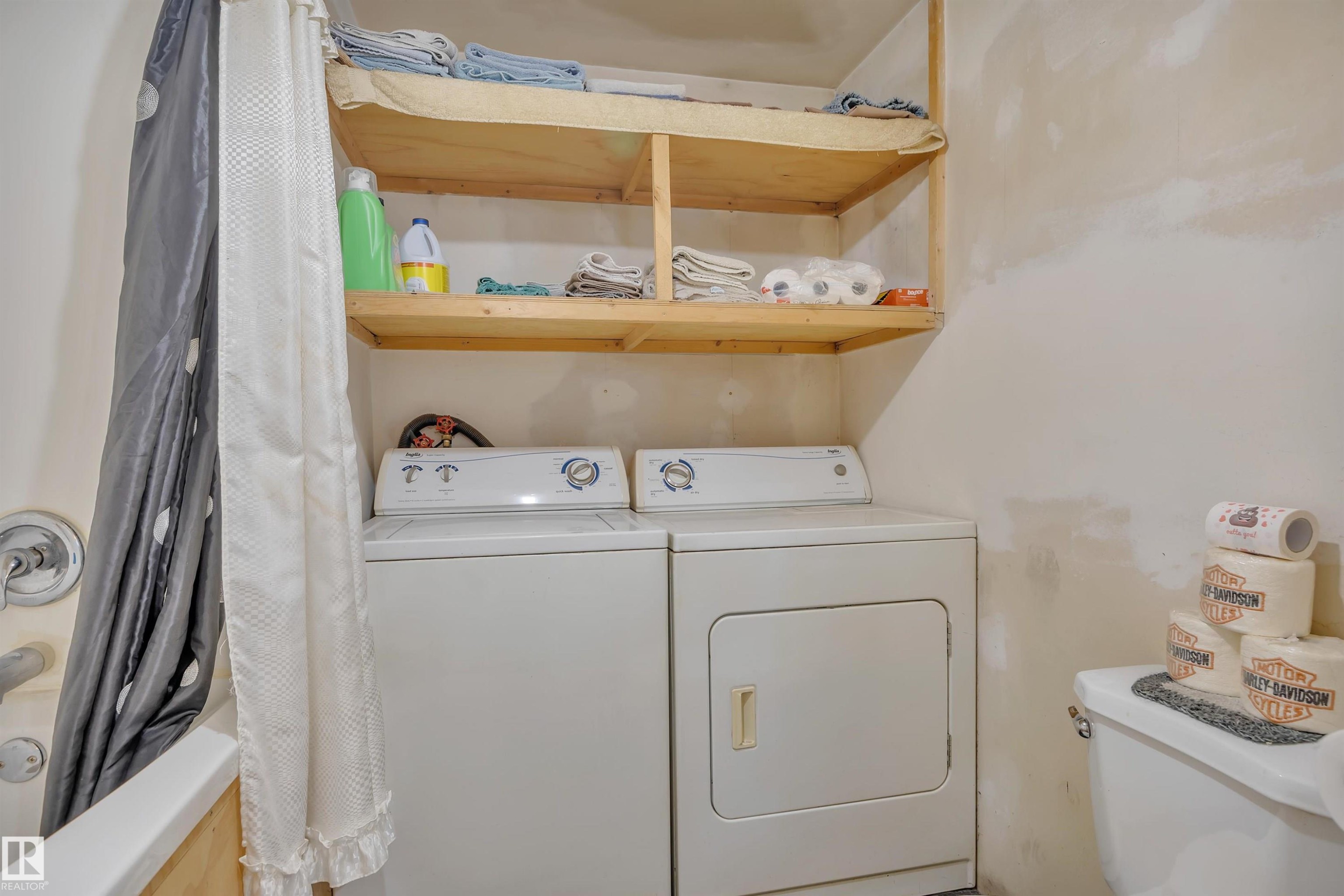 Laundry room featuring washer and dryer - 21 Calmar Mobile Home Park, Calmar, AB - Indoor Photo Showing Laundry Room