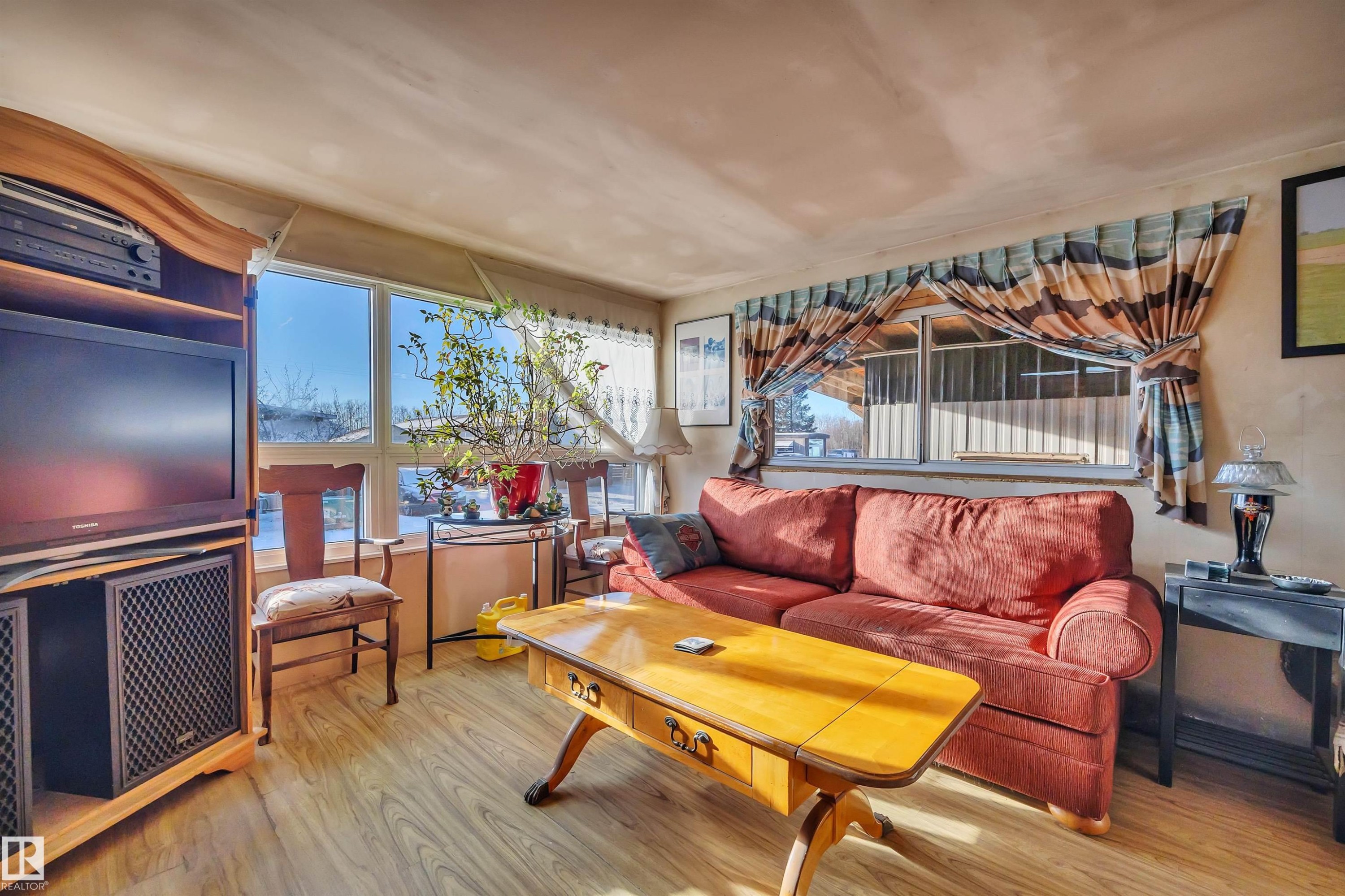 Living room featuring wood finished floors - 21 Calmar Mobile Home Park, Calmar, AB - Indoor Photo Showing Living Room