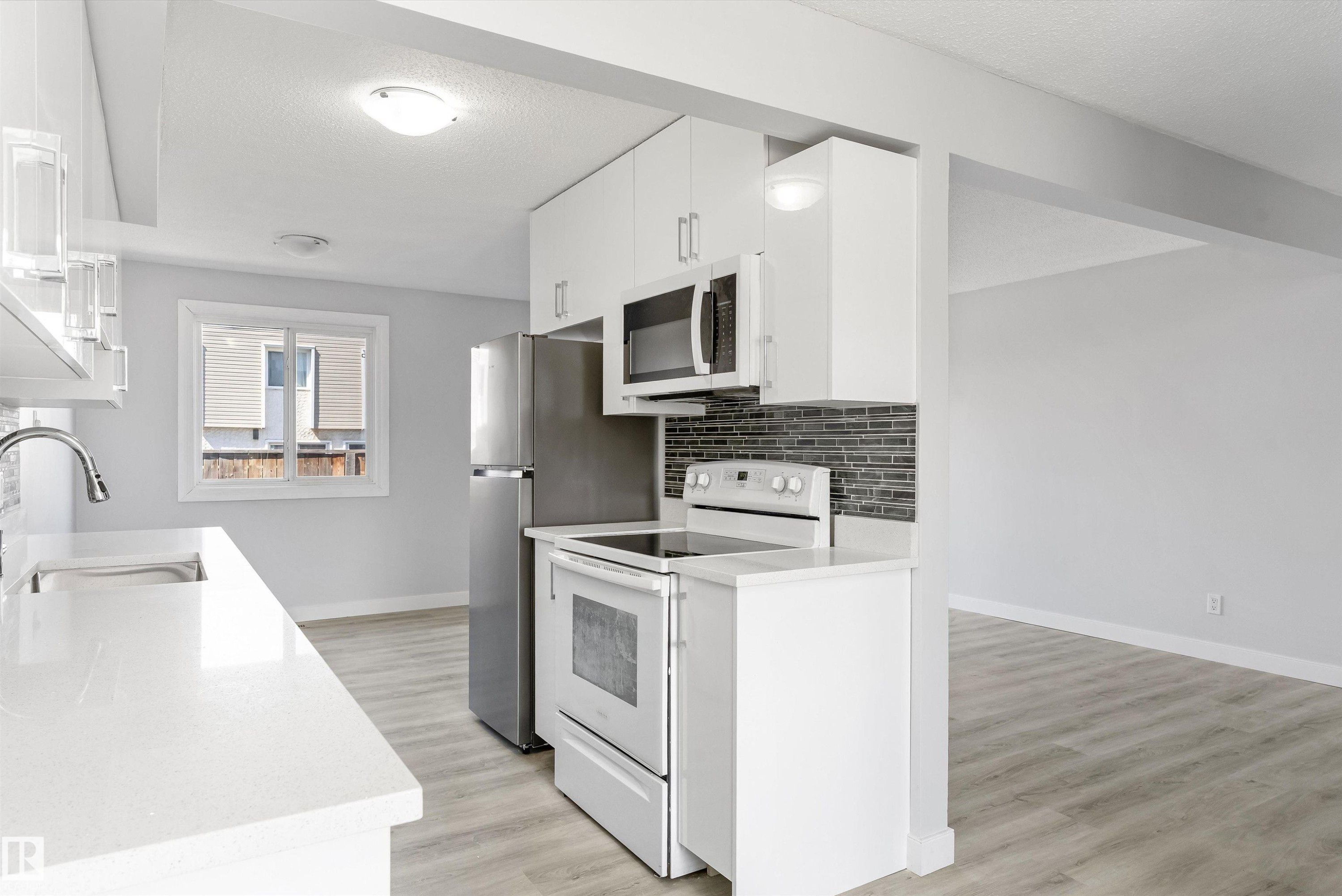 120 Cornell Court, Edmonton, AB - Indoor Photo Showing Kitchen With Upgraded Kitchen