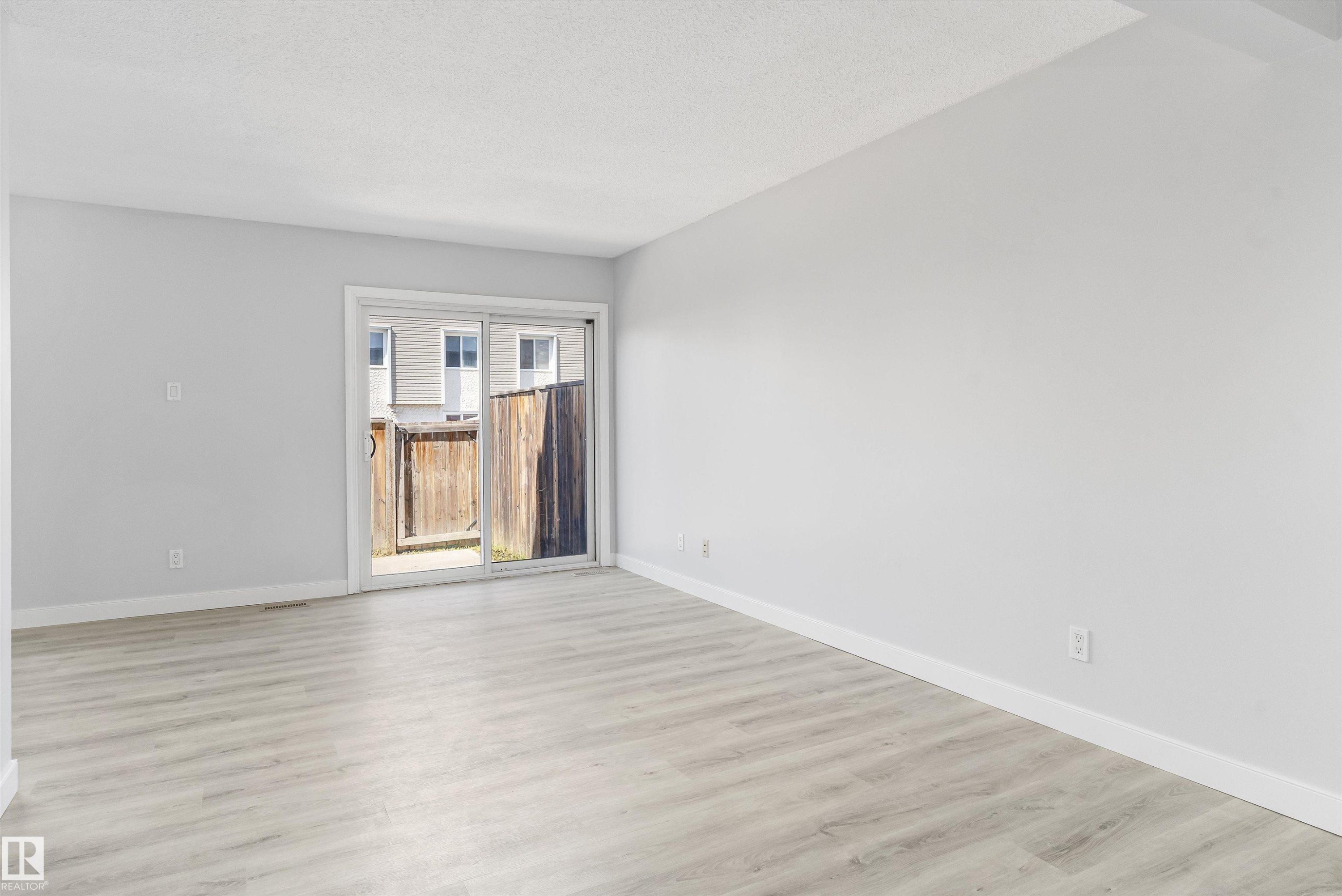 120 Cornell Court, Edmonton, AB - Indoor Photo Showing Kitchen