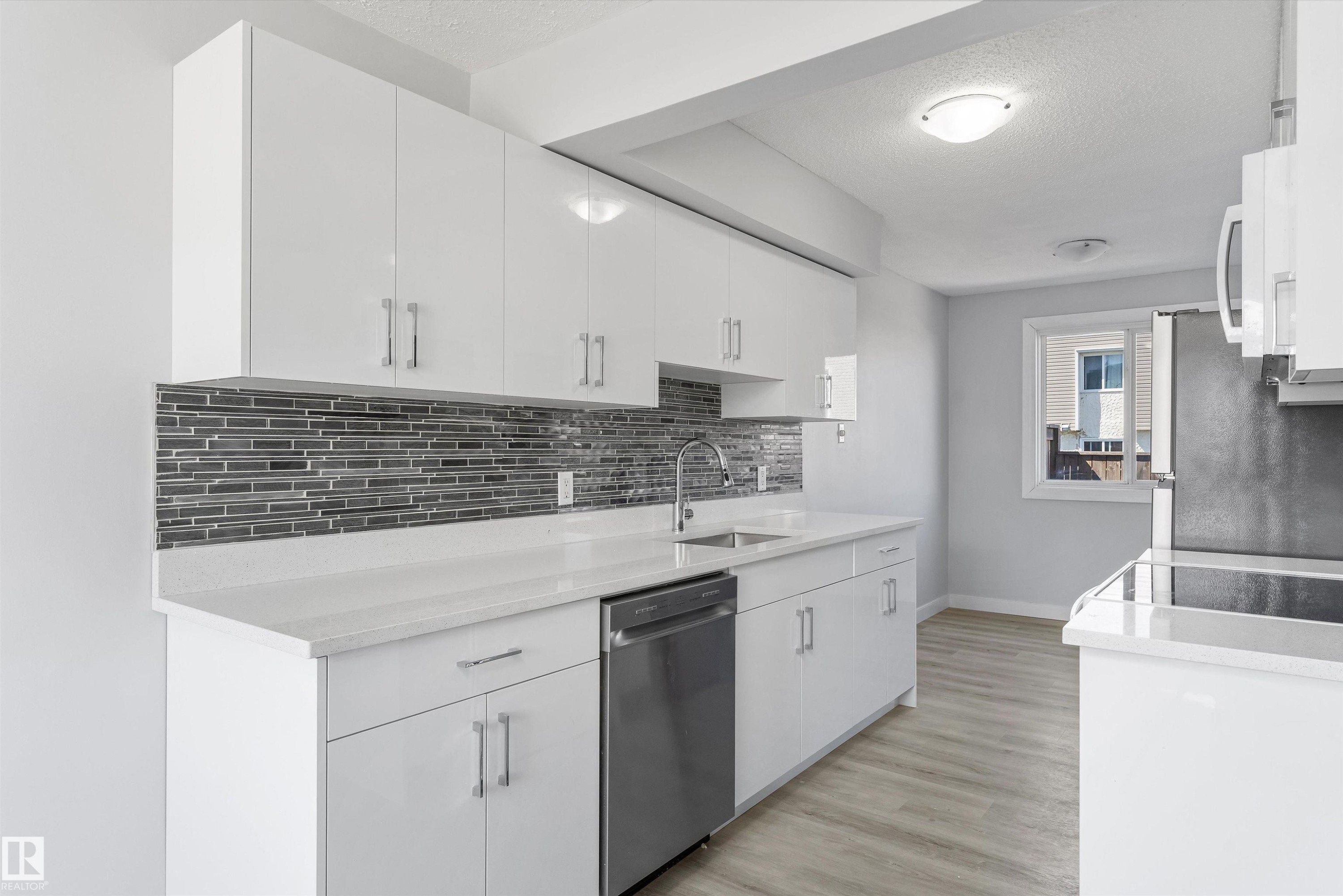 120 Cornell Court, Edmonton, AB - Indoor Photo Showing Kitchen With Upgraded Kitchen