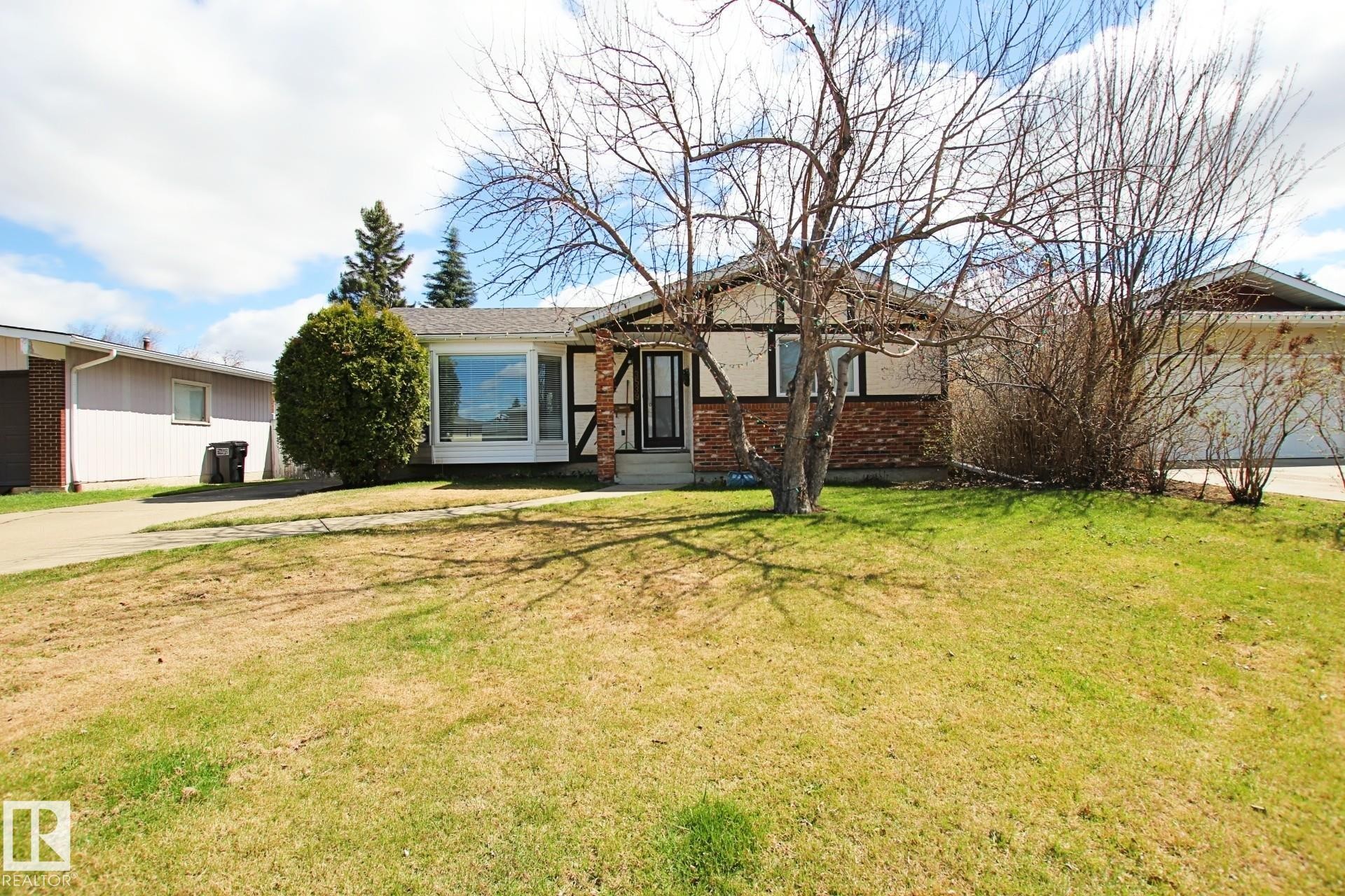 Single-story residence featuring a bay window, brick and stucco exterior, and a prominent front entrance - 3539 104 Street, Edmonton, AB - Outdoor