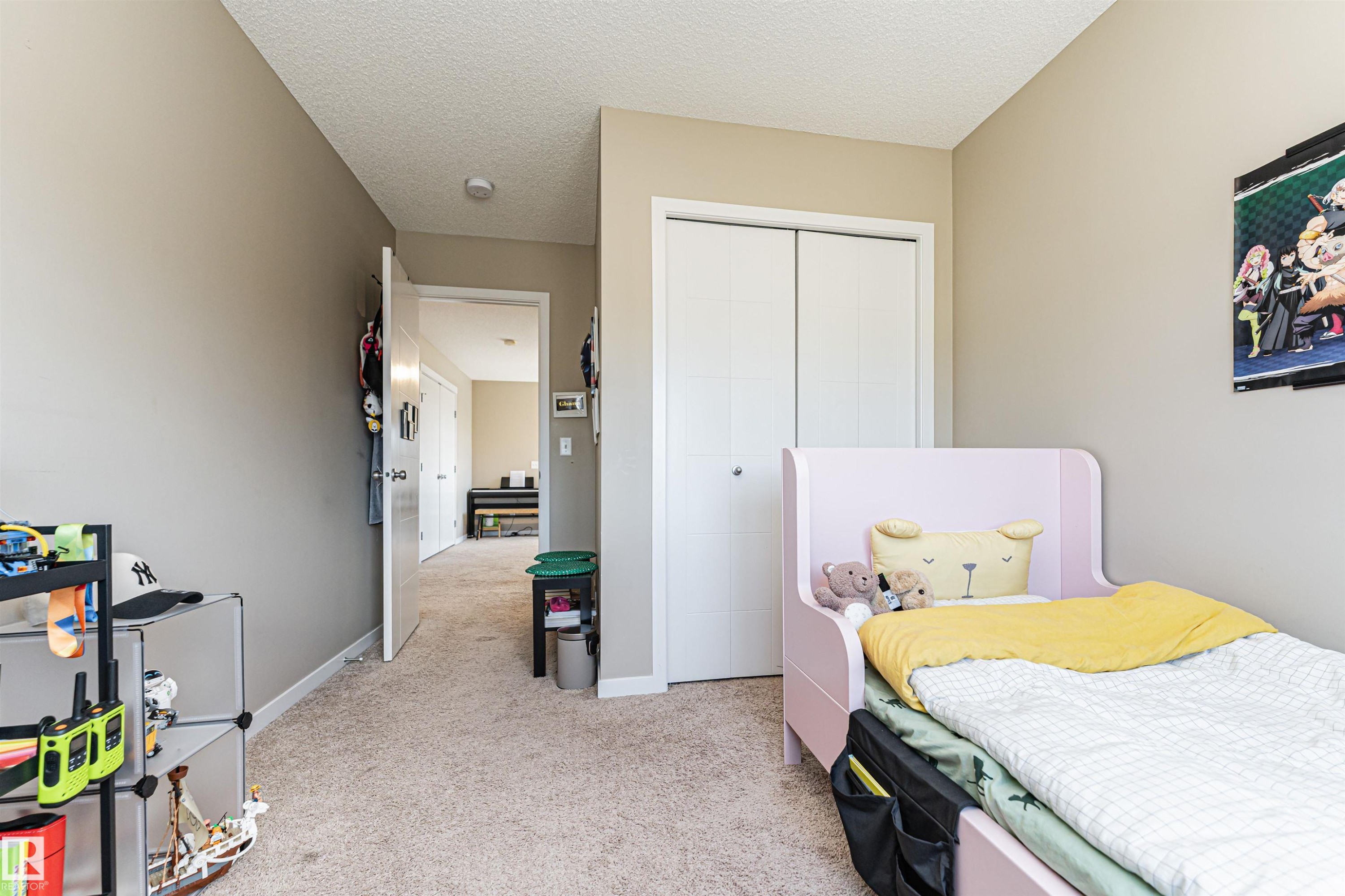 Neutral-toned walls complement the textured carpet flooring - 4452 Annett Common, Edmonton, AB