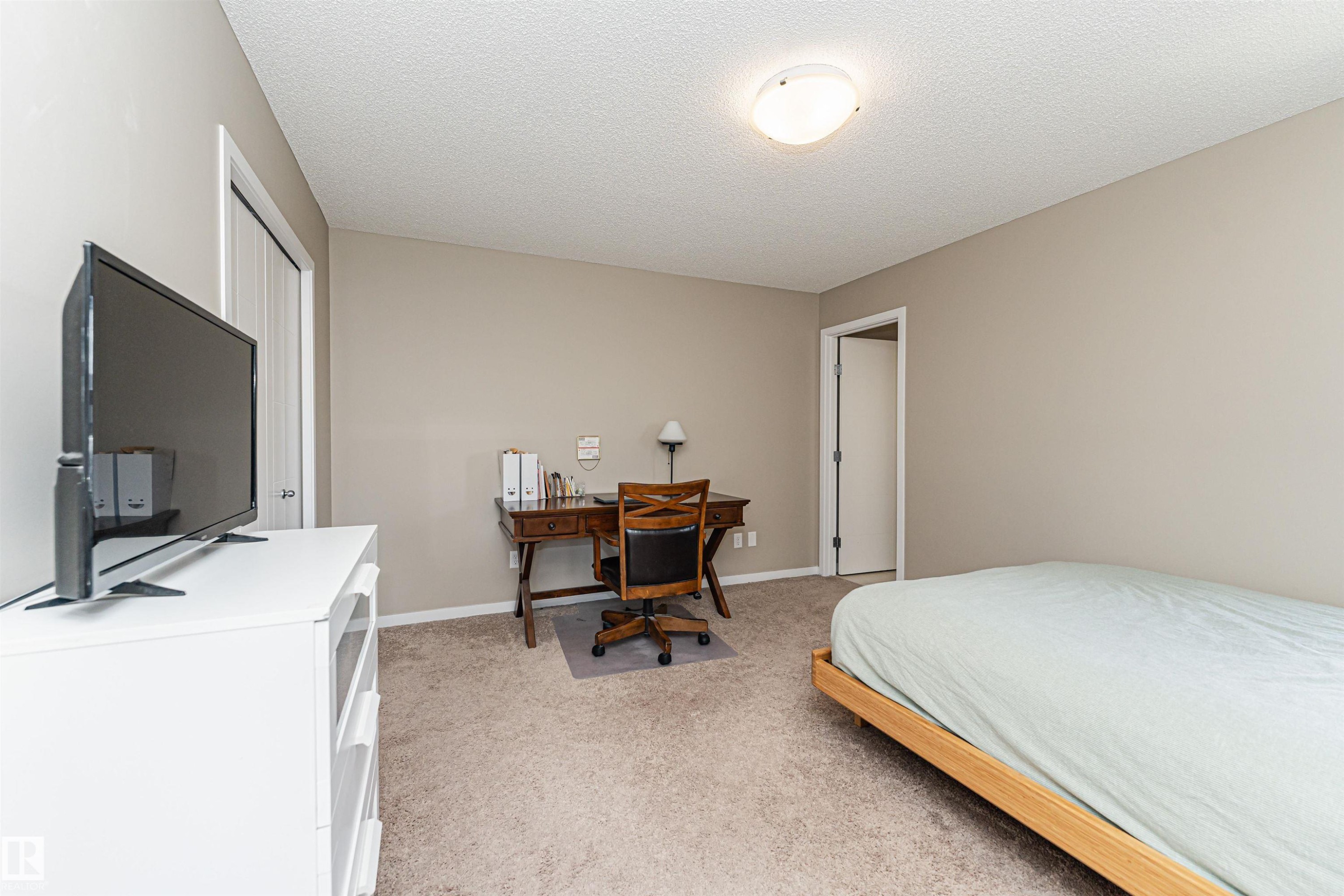 Neutral-toned walls complement the textured carpeting - 4452 Annett Common, Edmonton, AB