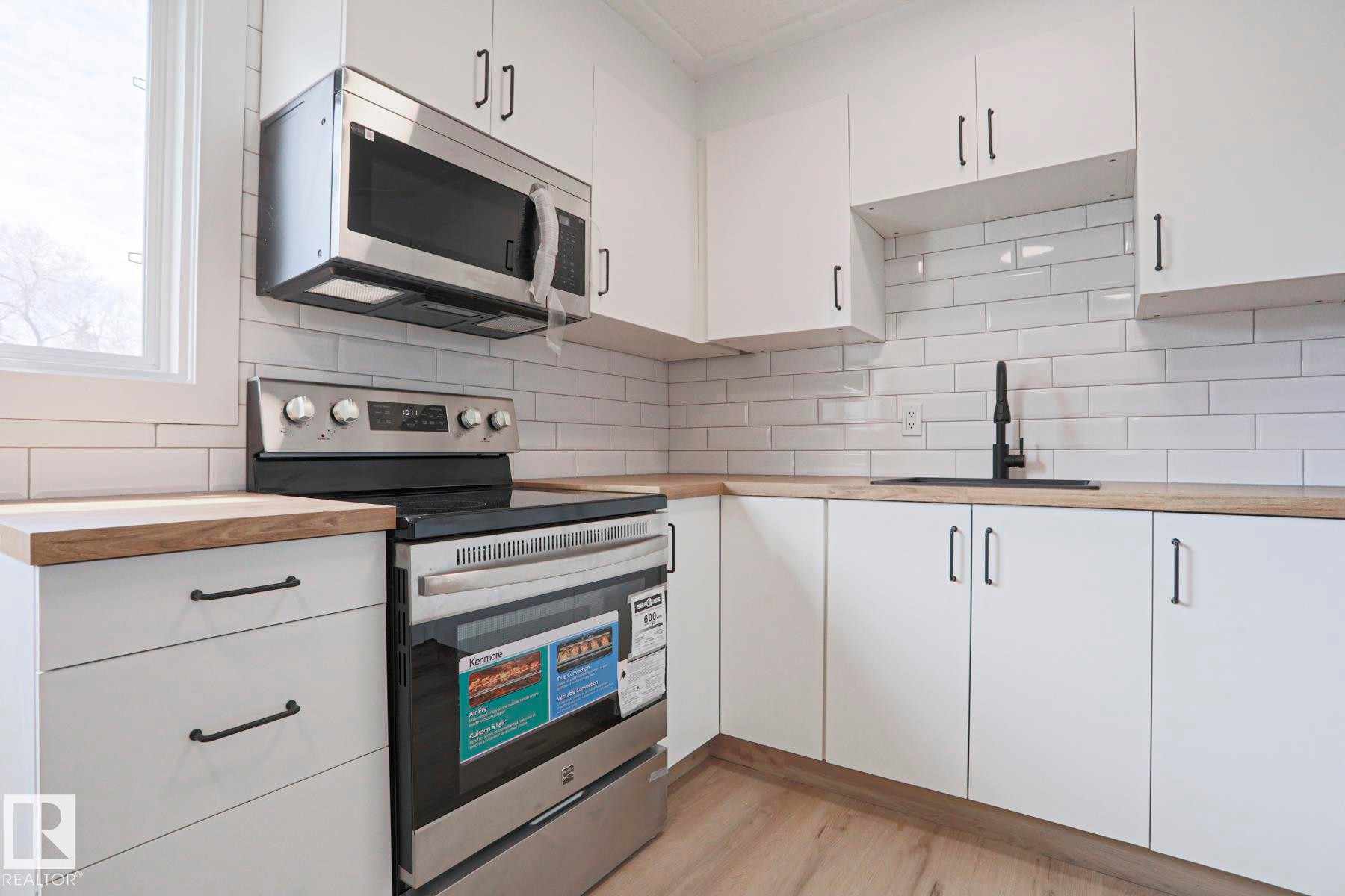 32 Habitat Crescent, Edmonton, AB - Indoor Photo Showing Kitchen