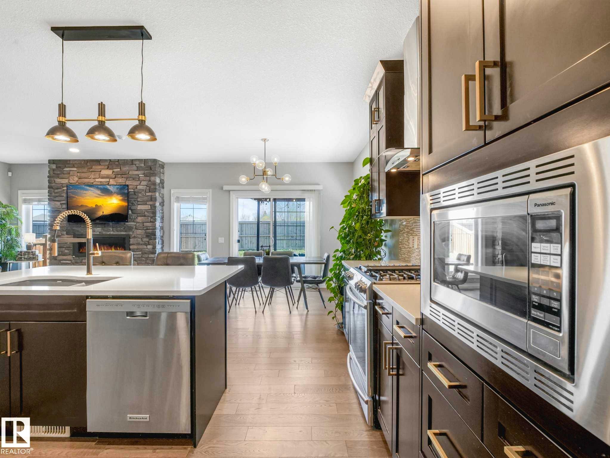 8427 216 Street, Edmonton, AB - Indoor Photo Showing Kitchen With Upgraded Kitchen