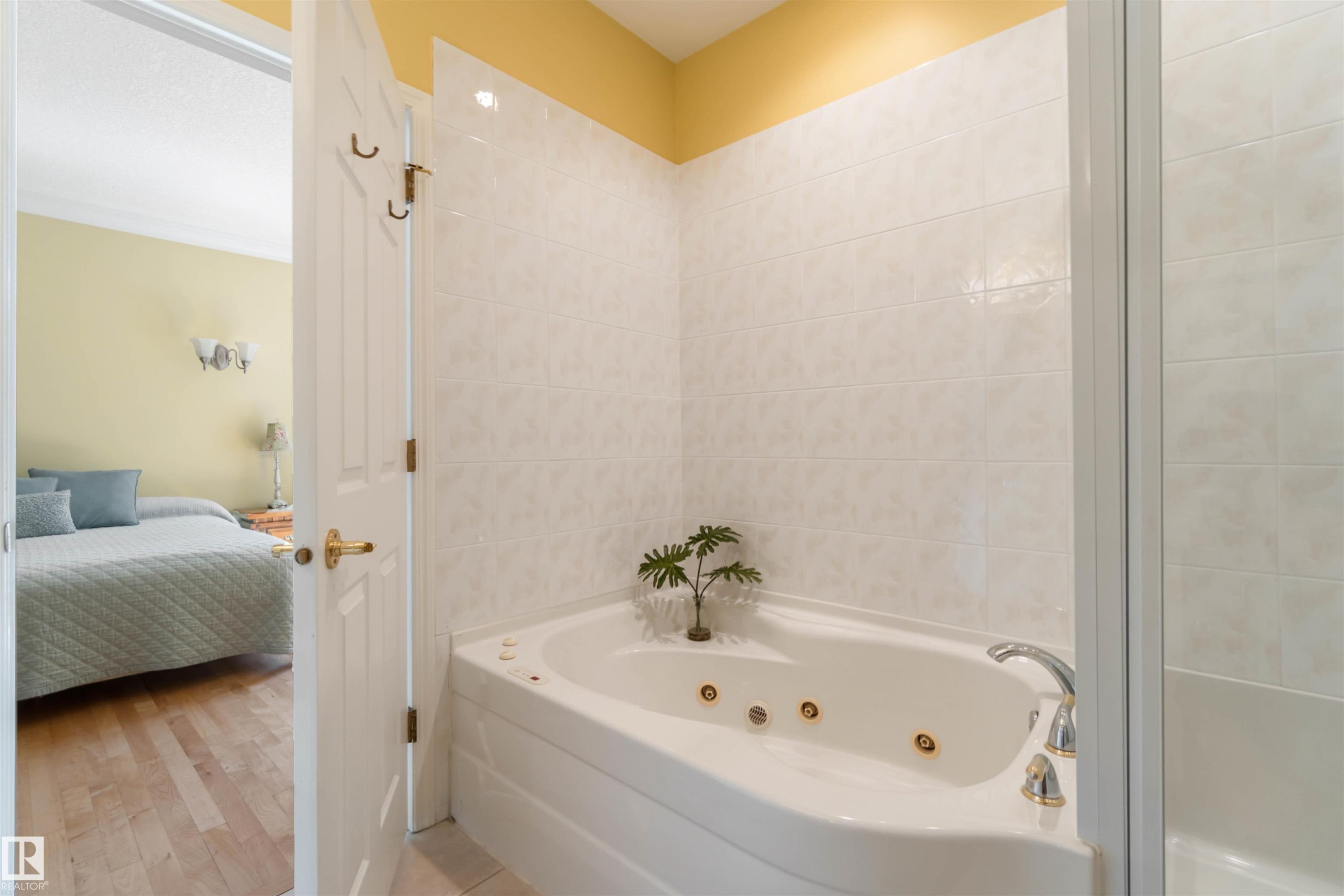 8 Butterworth Point(E), Edmonton, AB - Indoor Photo Showing Bathroom