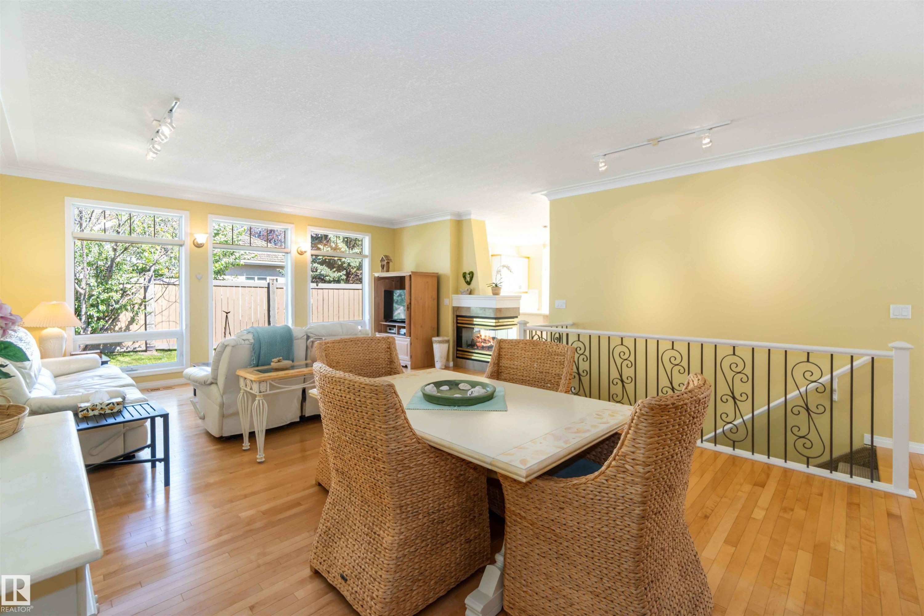 8 Butterworth Point(E), Edmonton, AB - Indoor Photo Showing Living Room