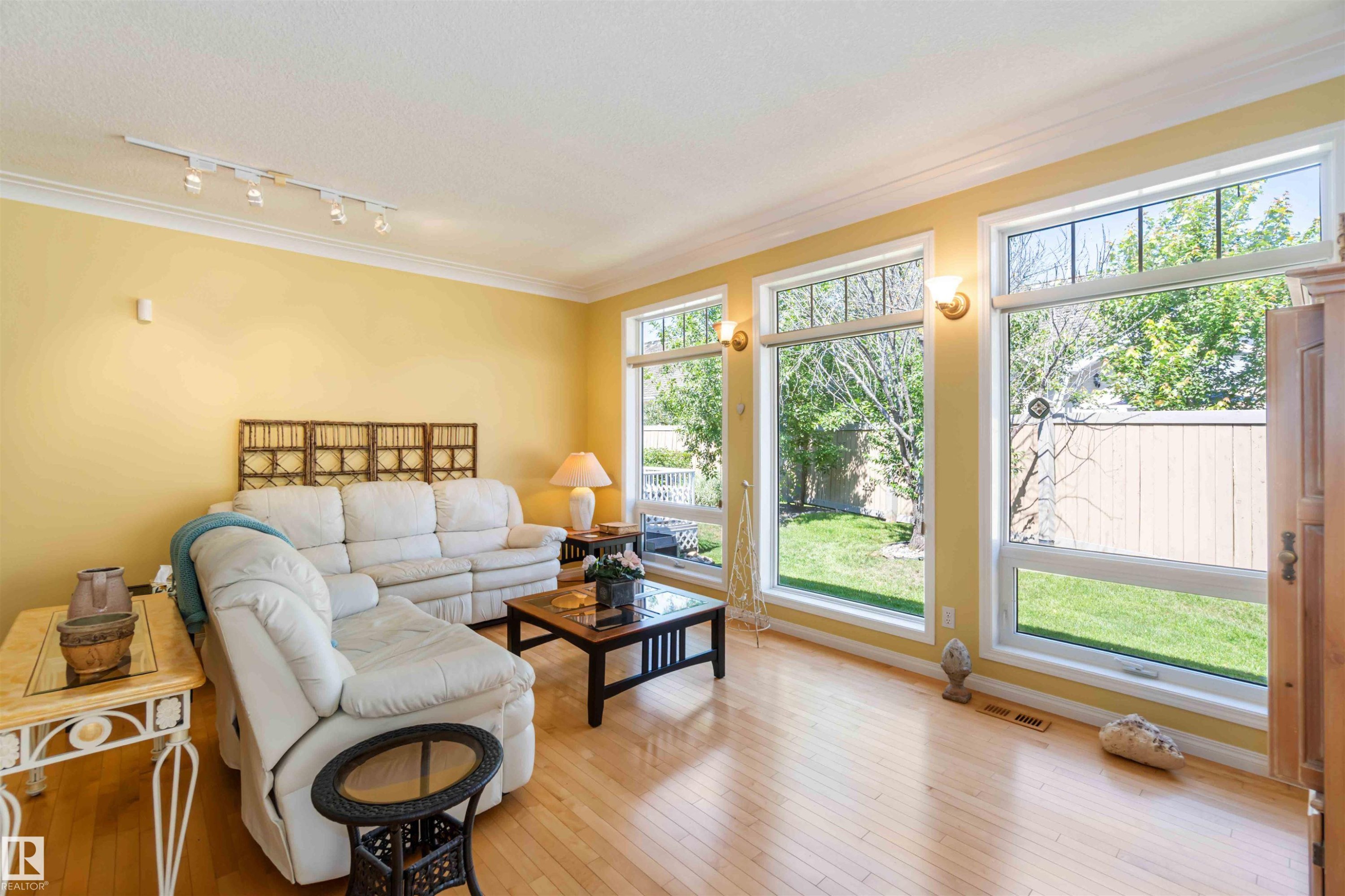 8 Butterworth Point(E), Edmonton, AB - Indoor Photo Showing Living Room