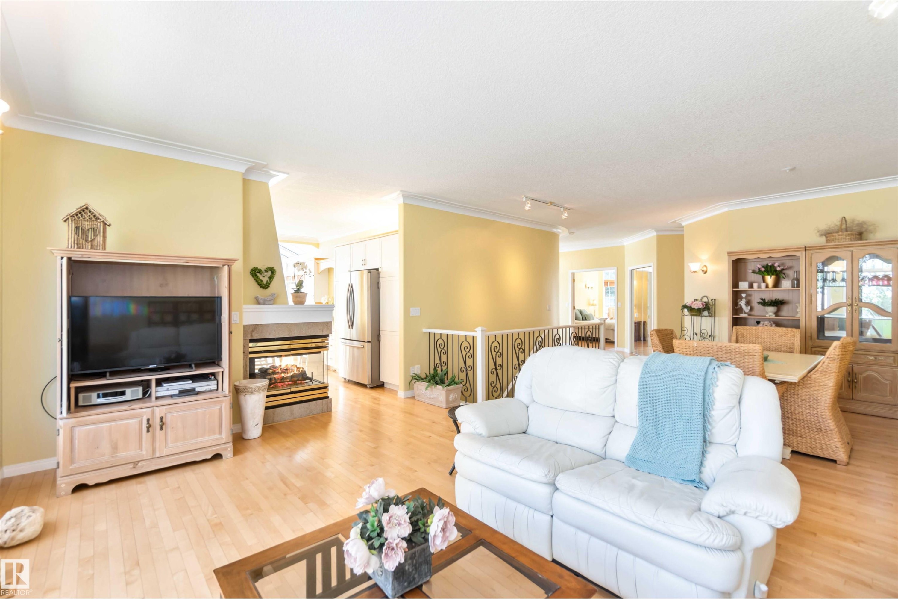 8 Butterworth Point(E), Edmonton, AB - Indoor Photo Showing Living Room