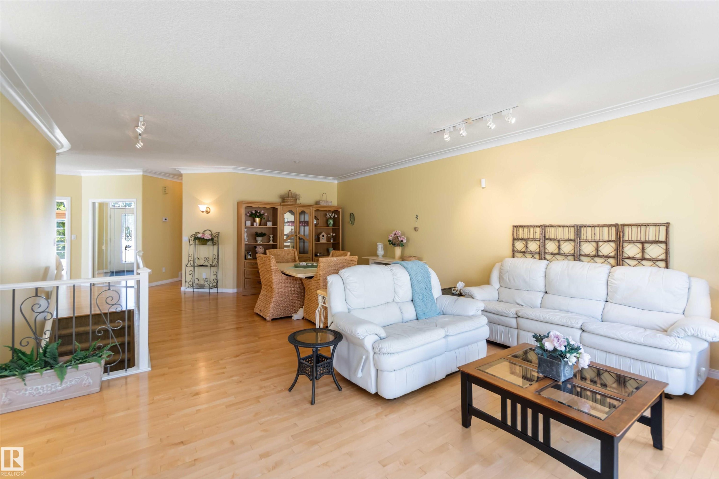 8 Butterworth Point(E), Edmonton, AB - Indoor Photo Showing Living Room