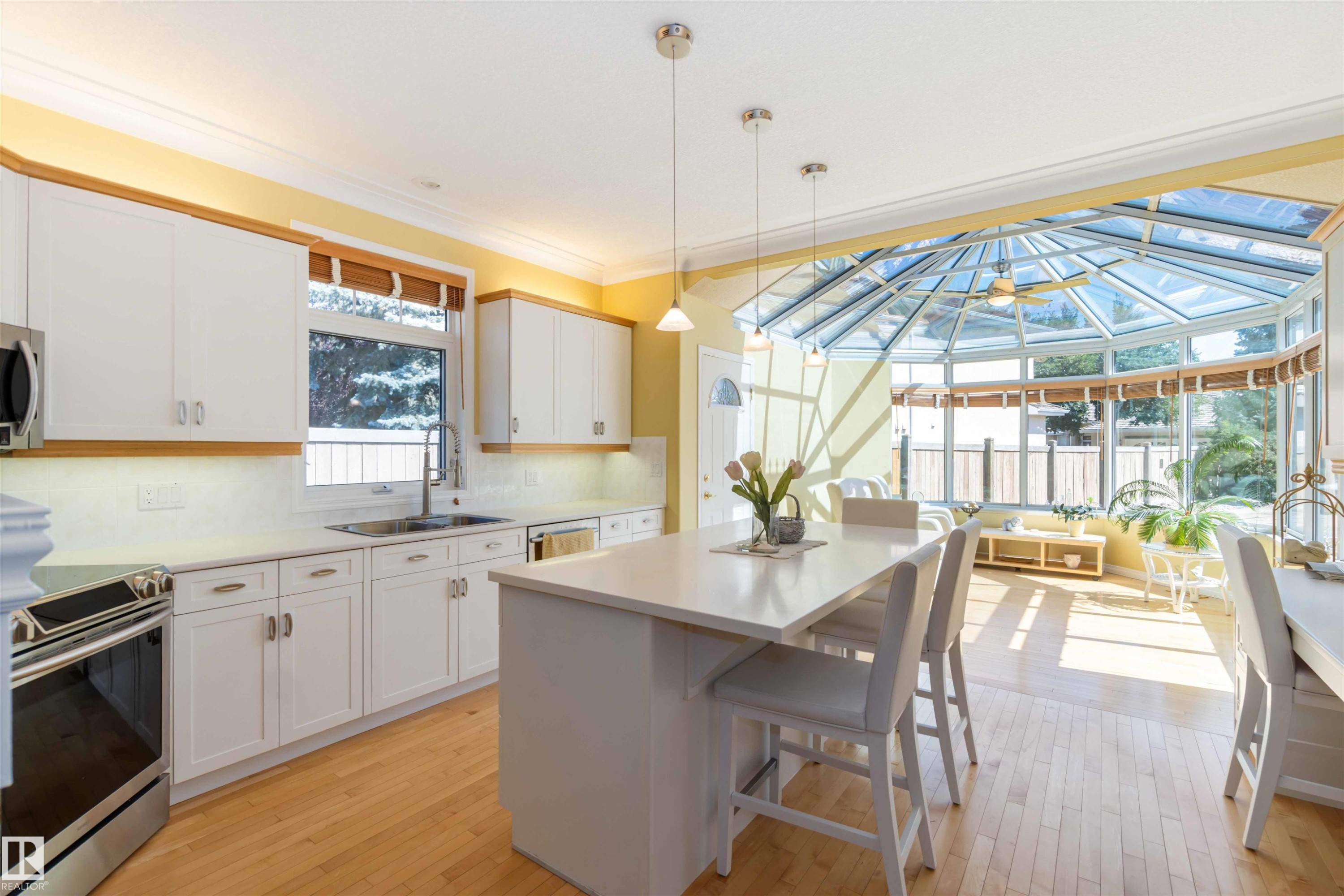 8 Butterworth Point(E), Edmonton, AB - Indoor Photo Showing Kitchen With Upgraded Kitchen