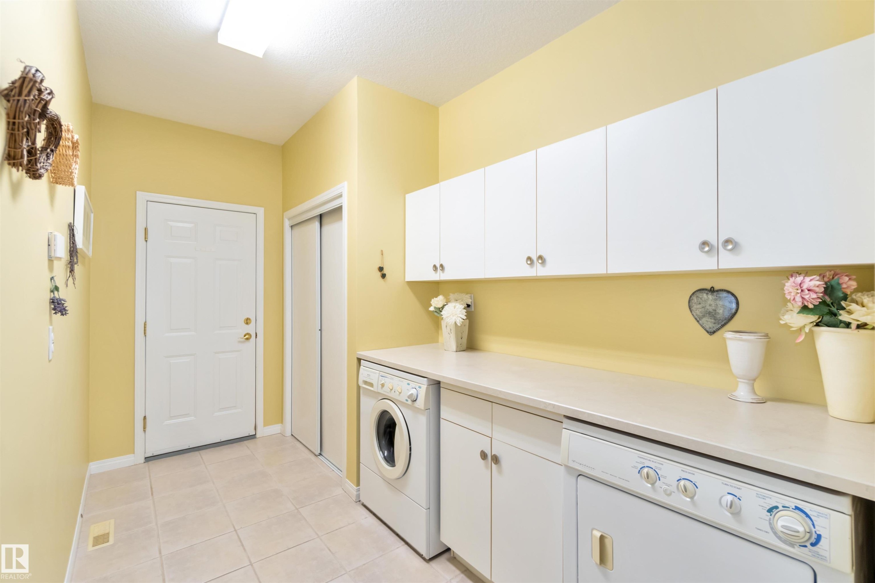 8 Butterworth Point(E), Edmonton, AB - Indoor Photo Showing Laundry Room
