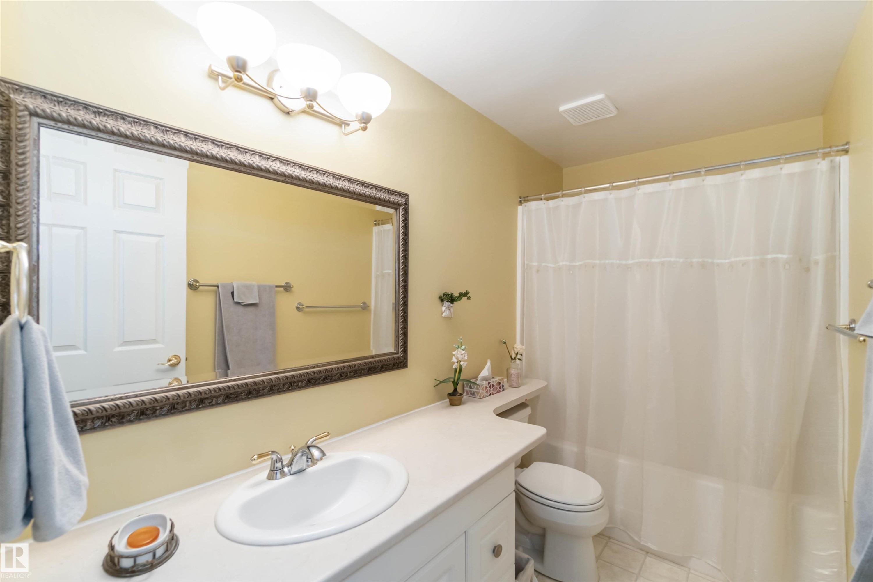 8 Butterworth Point(E), Edmonton, AB - Indoor Photo Showing Bathroom