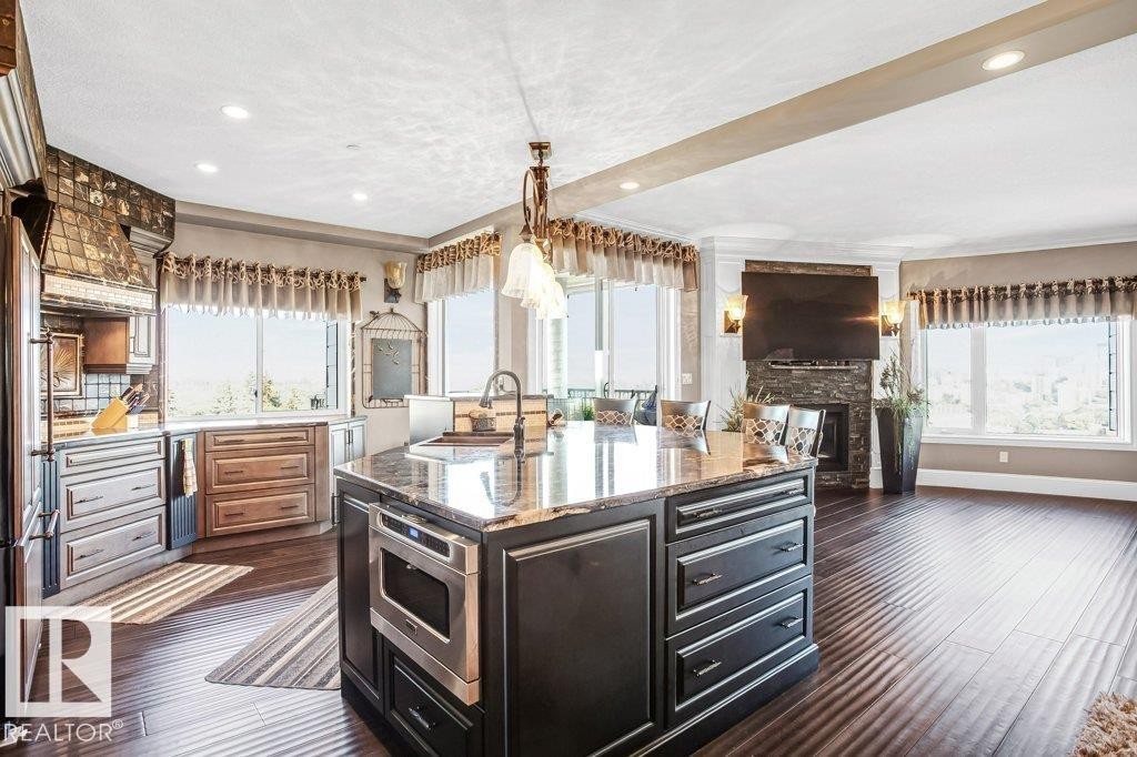 602 8728 Gateway Boulevard, Edmonton, AB - Indoor Photo Showing Kitchen With Upgraded Kitchen