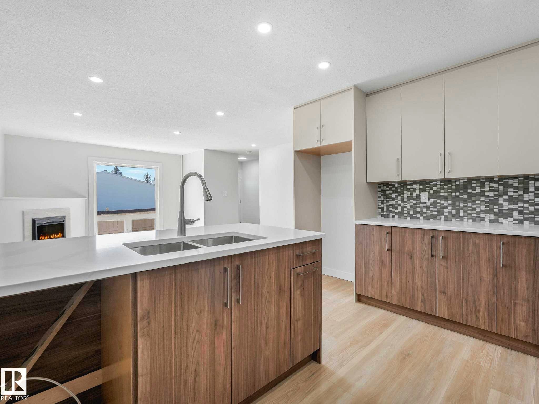 125 Marlborough Place, Edmonton, AB - Indoor Photo Showing Kitchen With Double Sink