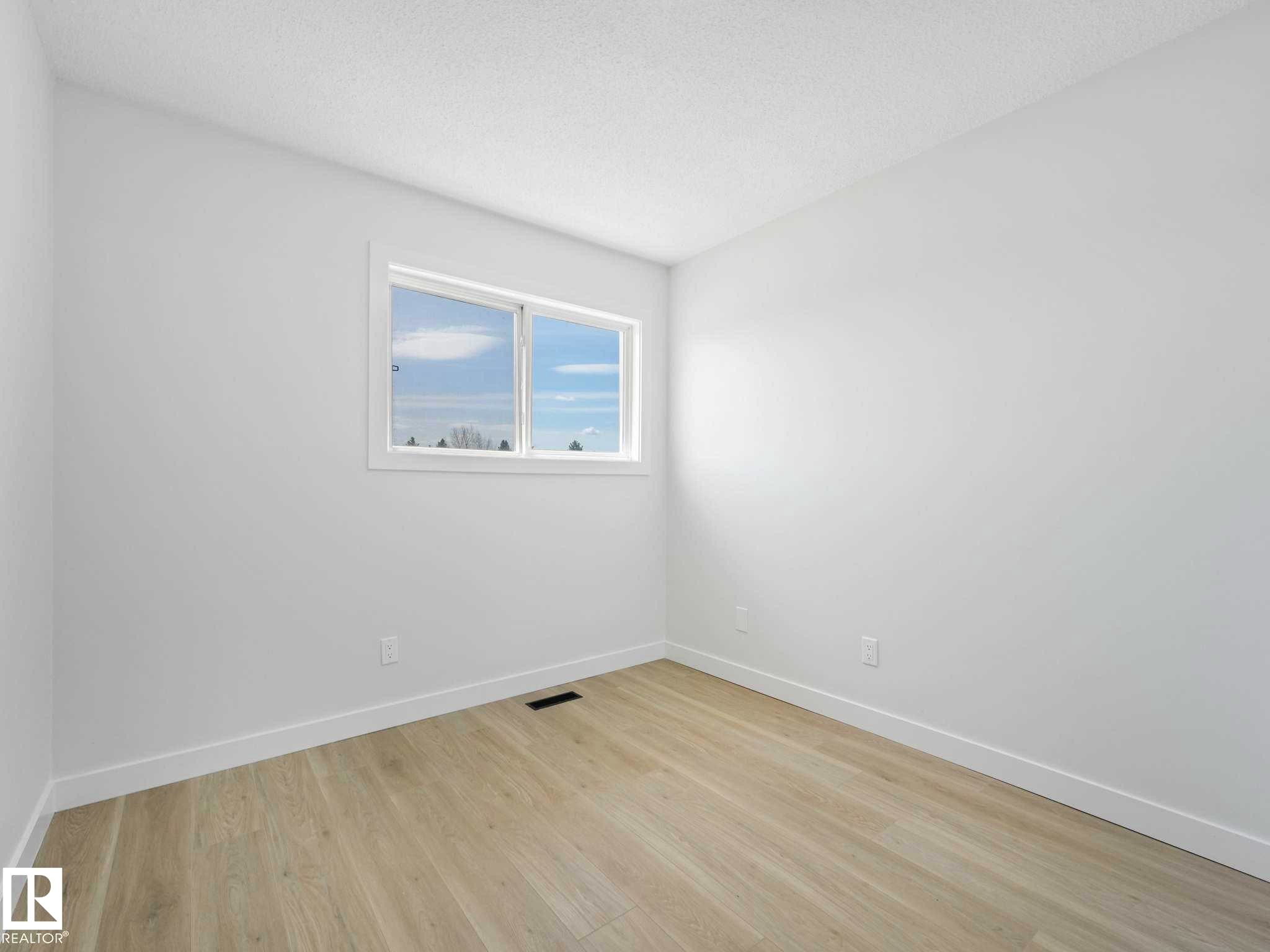 125 Marlborough Place, Edmonton, AB - Indoor Photo Showing Other Room