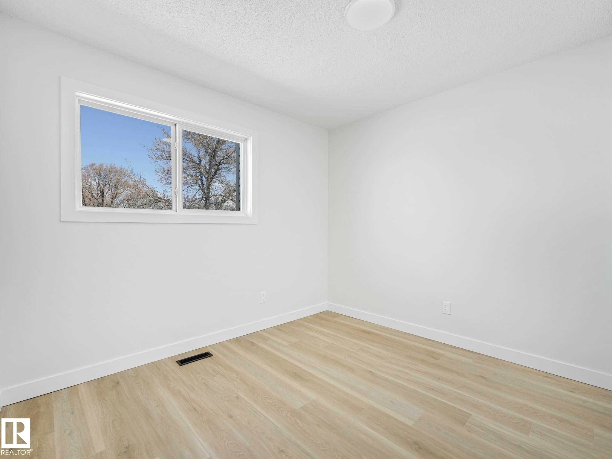 125 Marlborough Place, Edmonton, AB - Indoor Photo Showing Other Room