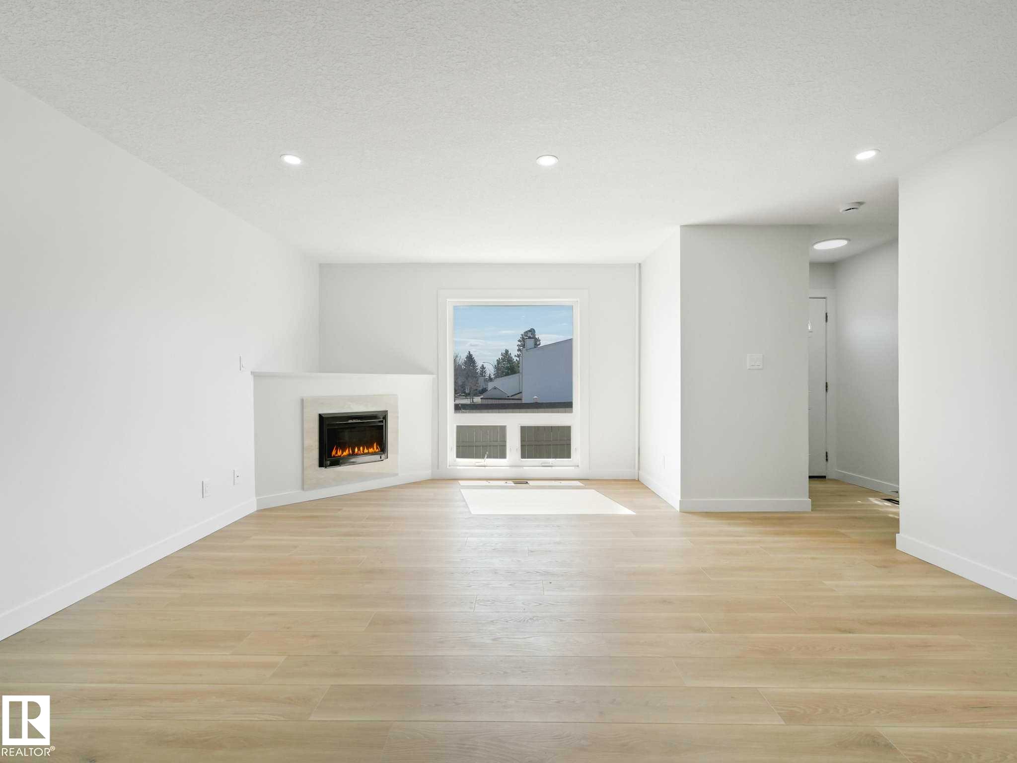 125 Marlborough Place, Edmonton, AB - Indoor Photo Showing Living Room With Fireplace