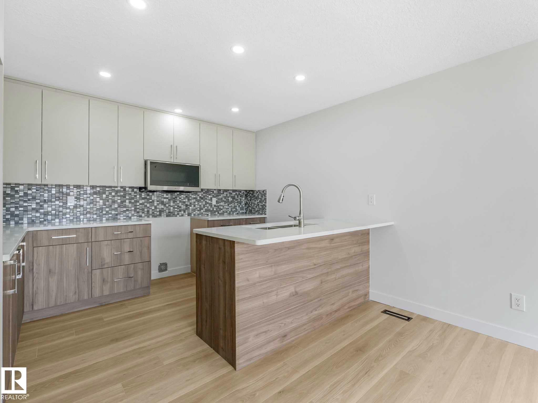 125 Marlborough Place, Edmonton, AB - Indoor Photo Showing Kitchen With Upgraded Kitchen