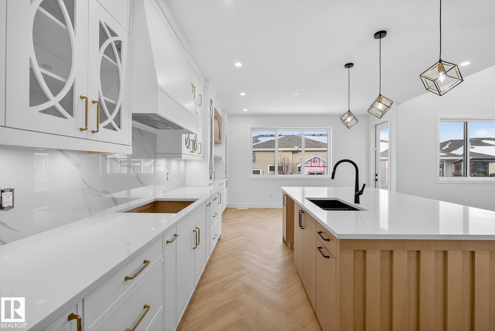 753 Astoria Way, Devon, AB - Indoor Photo Showing Kitchen With Upgraded Kitchen