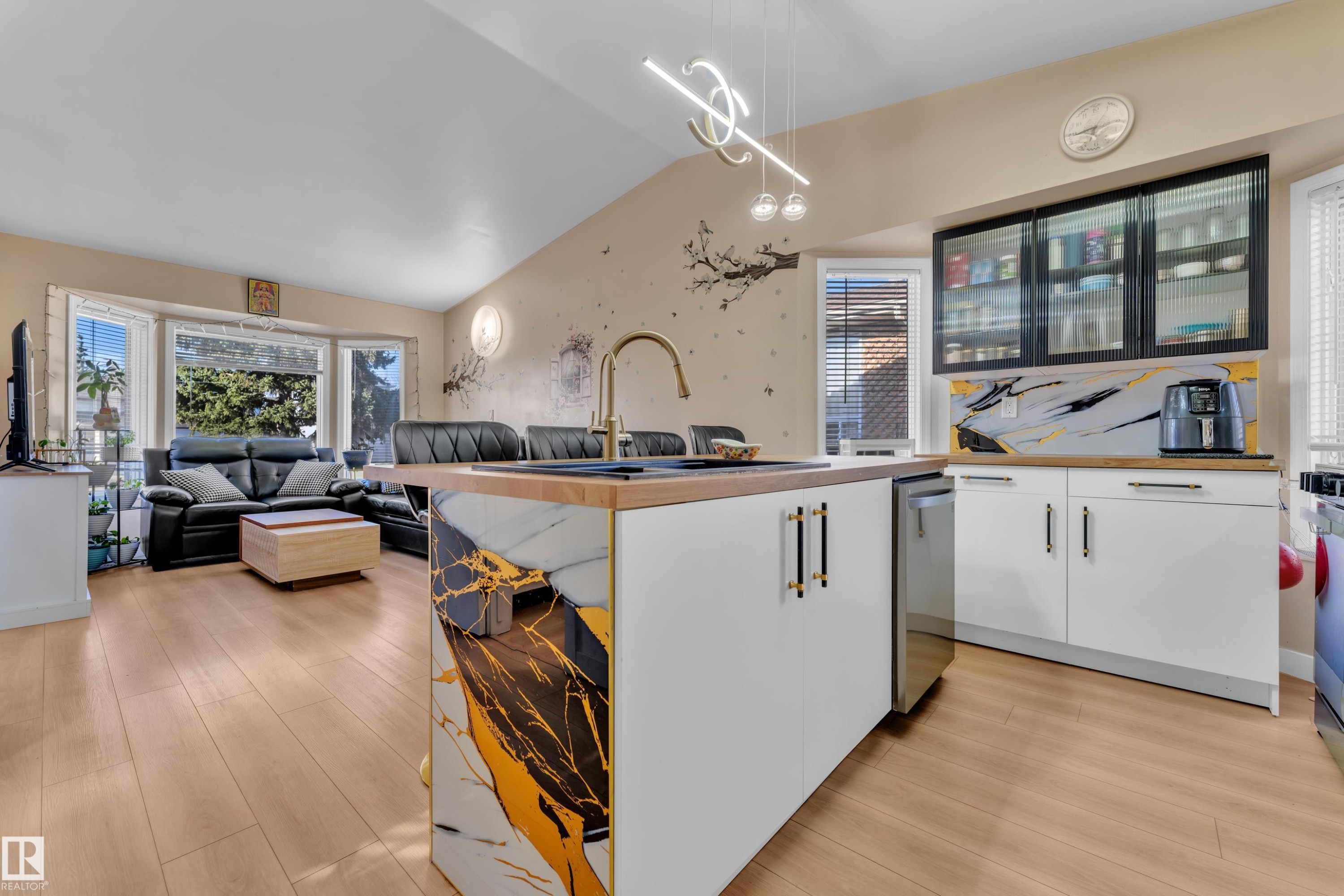 4819 30 Avenue, Edmonton, AB - Indoor Photo Showing Kitchen