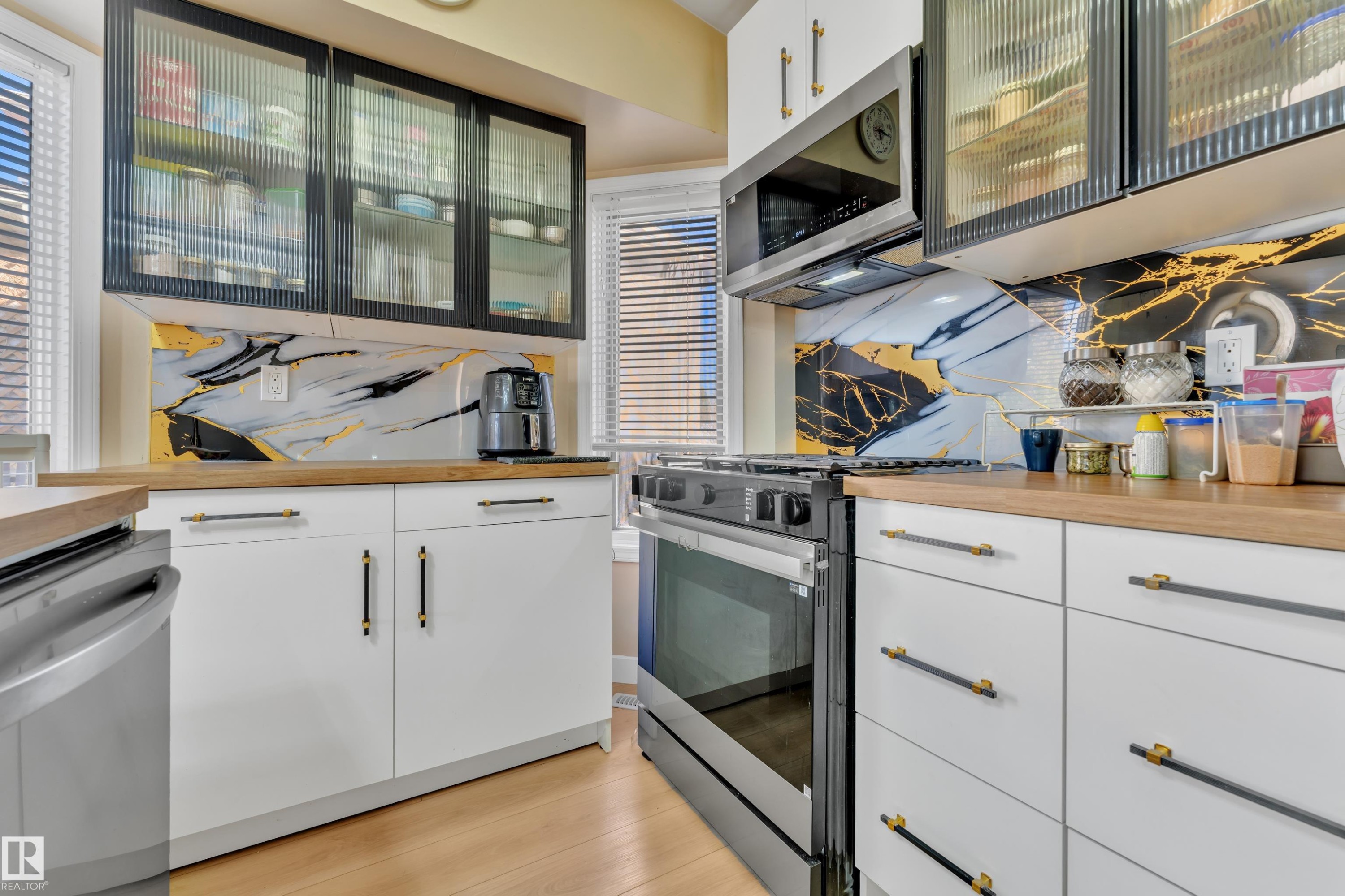 4819 30 Avenue, Edmonton, AB - Indoor Photo Showing Kitchen