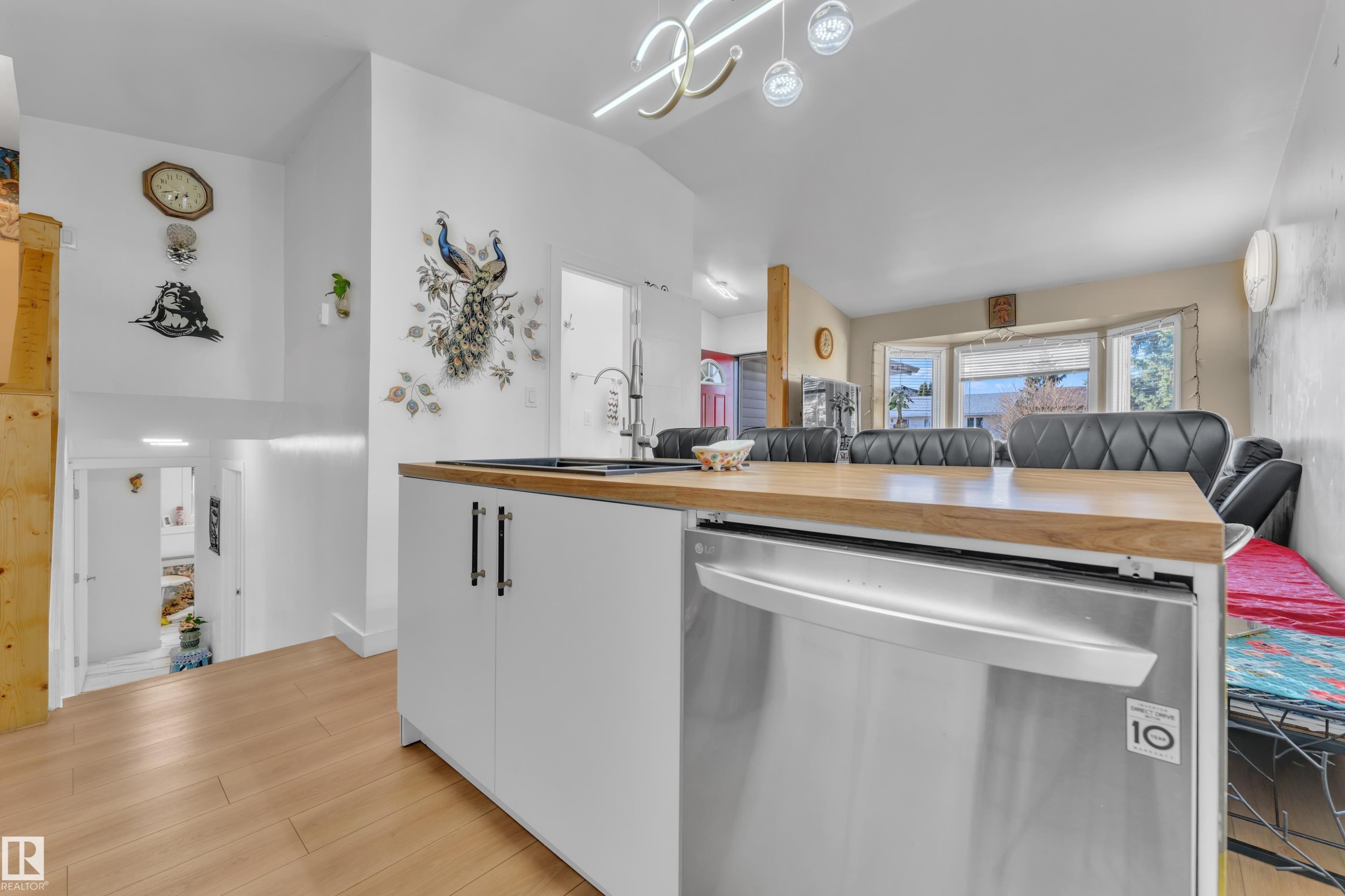 4819 30 Avenue, Edmonton, AB - Indoor Photo Showing Kitchen