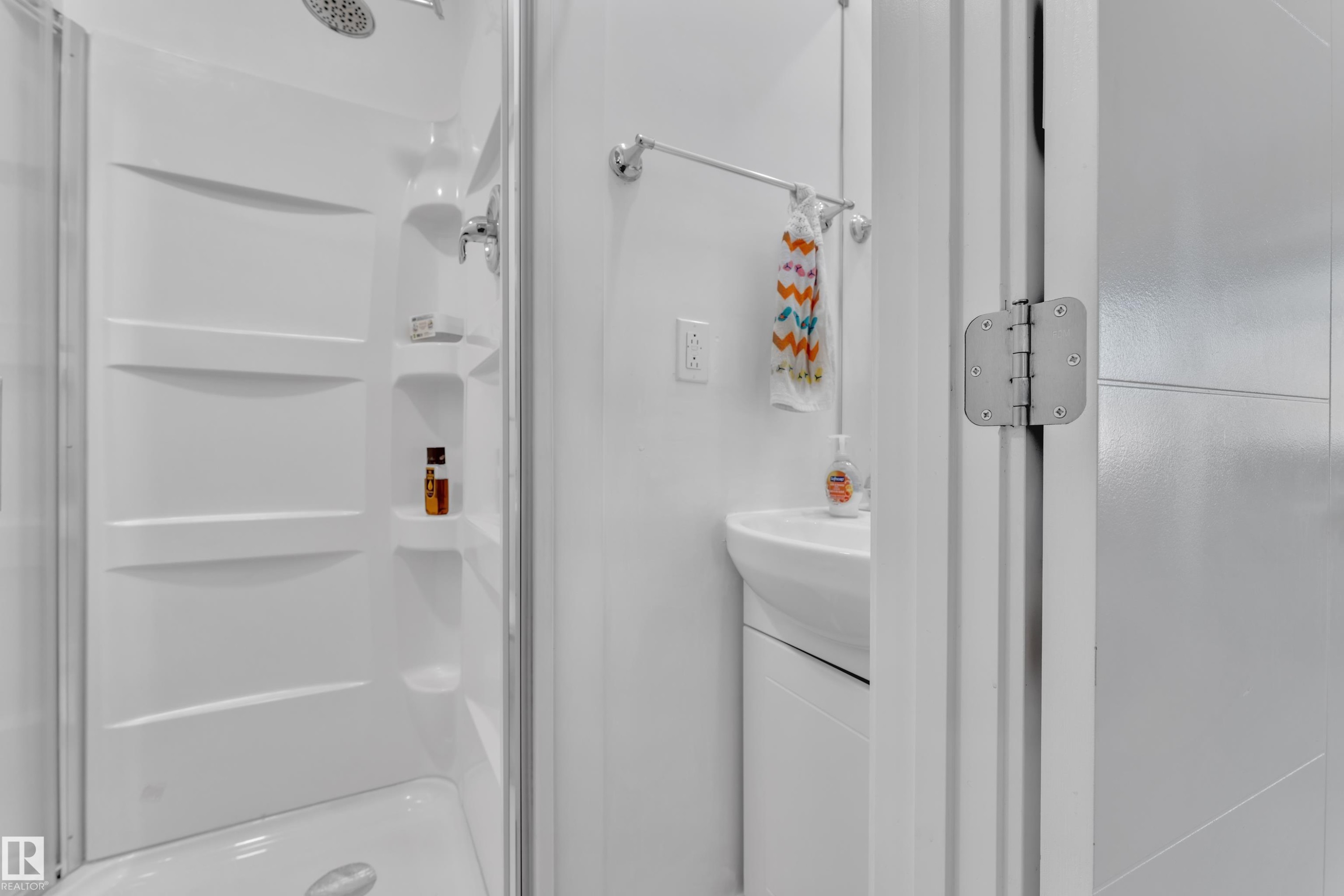 4819 30 Avenue, Edmonton, AB - Indoor Photo Showing Bathroom