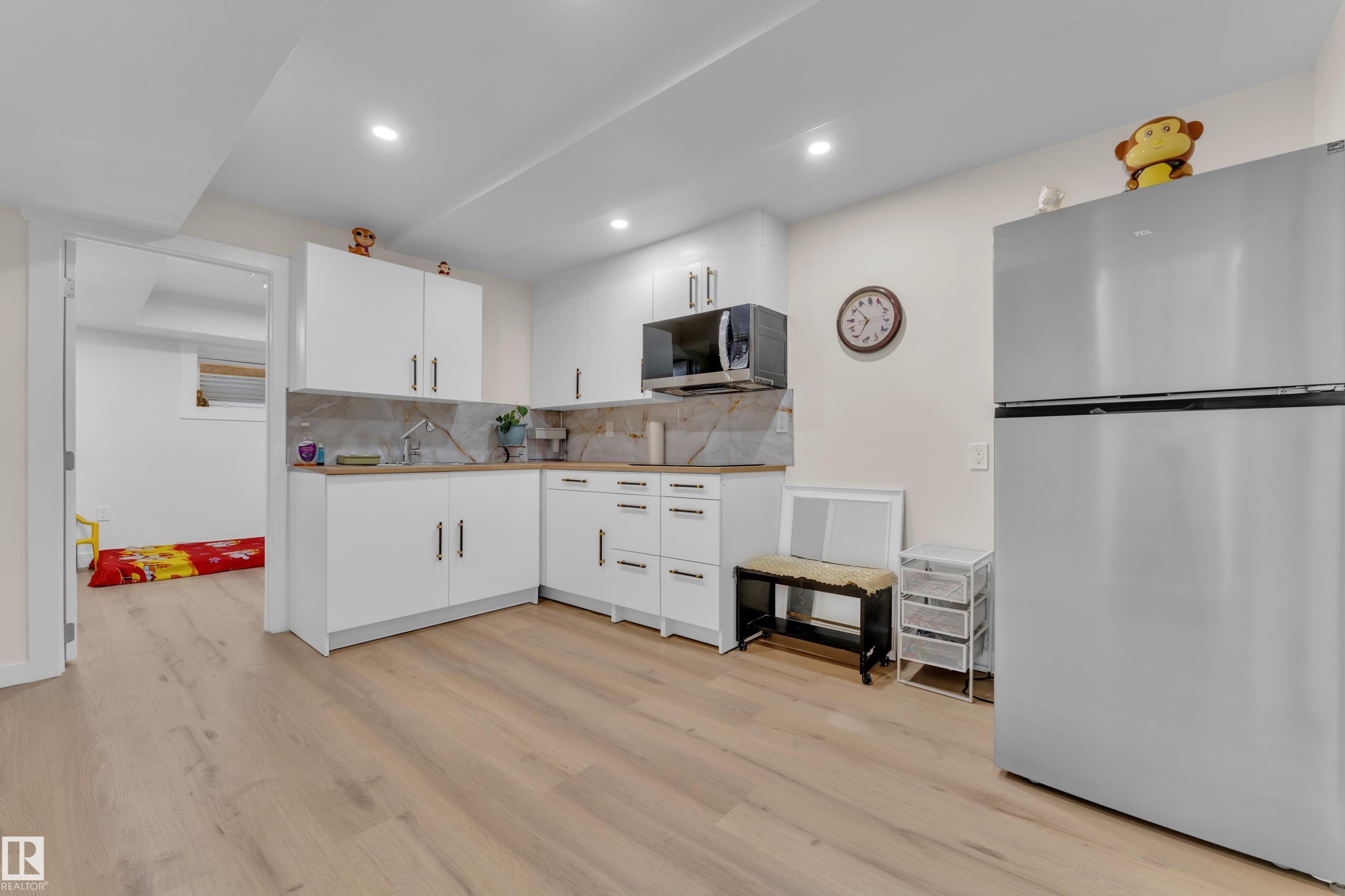 4819 30 Avenue, Edmonton, AB - Indoor Photo Showing Kitchen