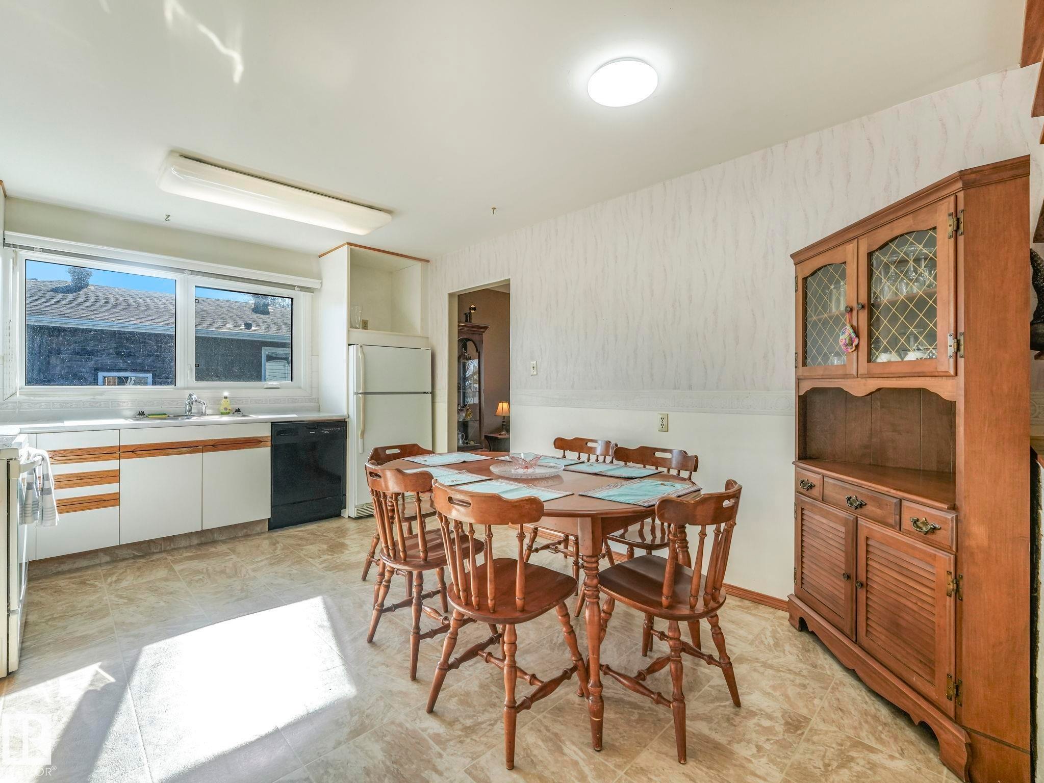 5916 148 Avenue, Edmonton, AB - Indoor Photo Showing Other Room