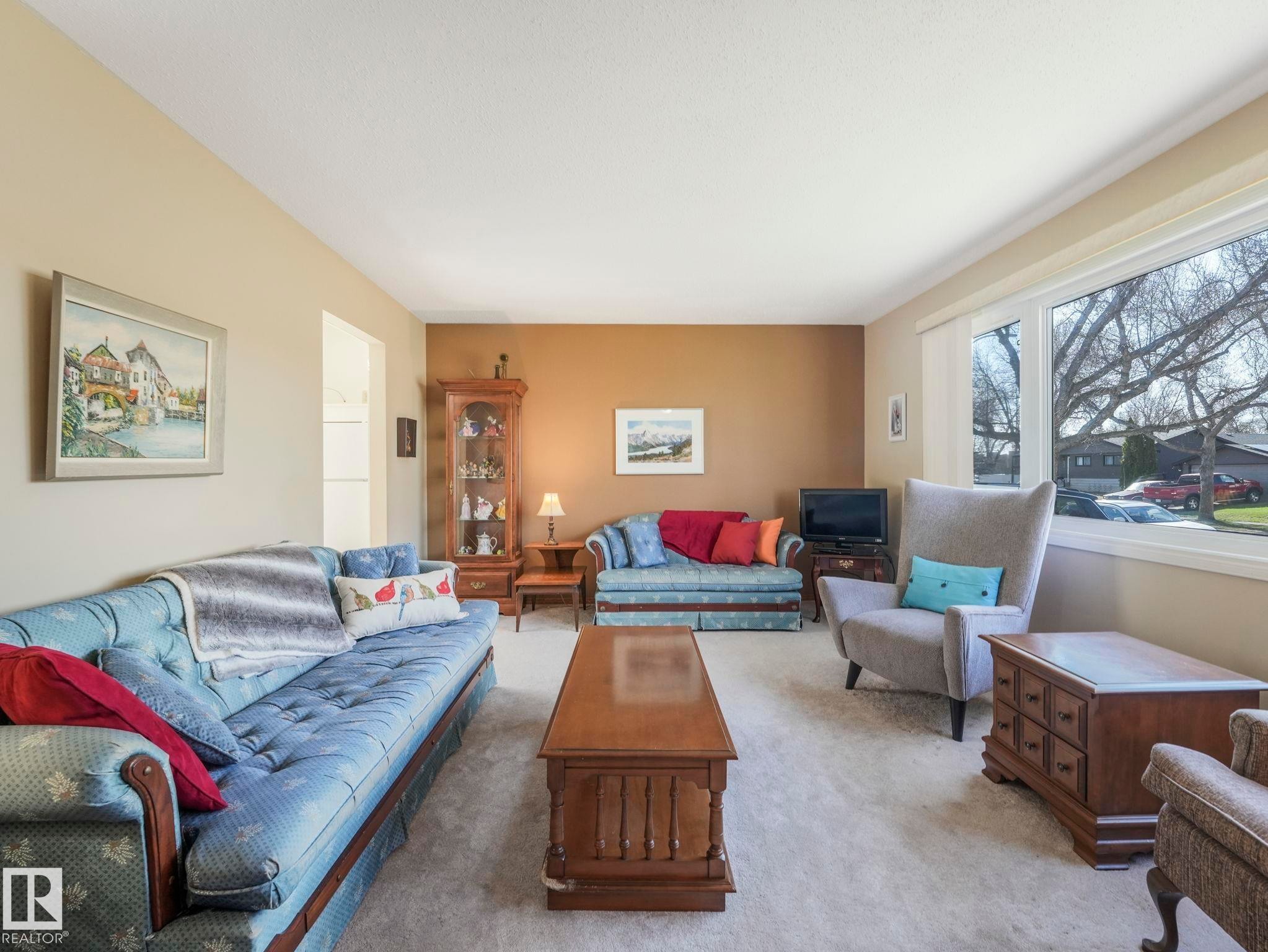 5916 148 Avenue, Edmonton, AB - Indoor Photo Showing Living Room